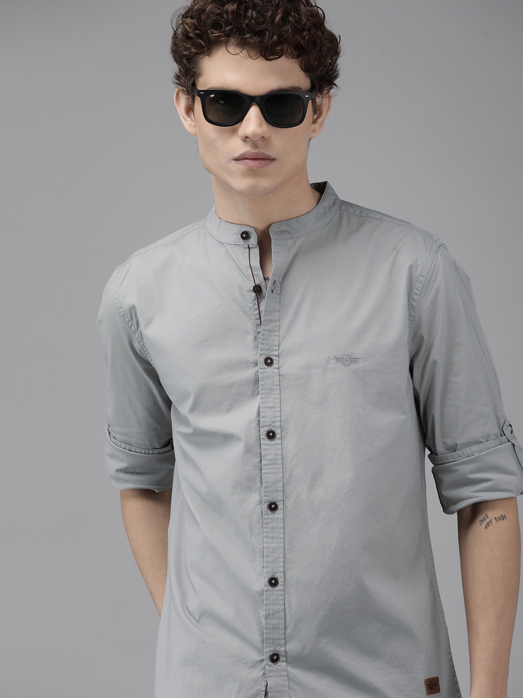 

The Roadster Lifestyle Co Men Grey Solid Slim Fit Casual Shirt