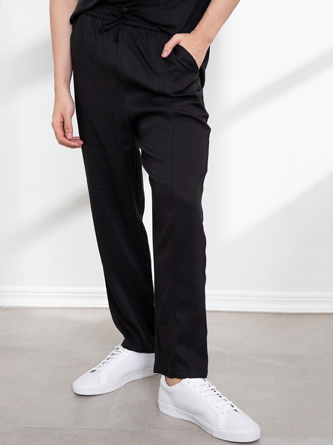 

ORIGIN BY ZALORA Men Black Solid Regular Trousers