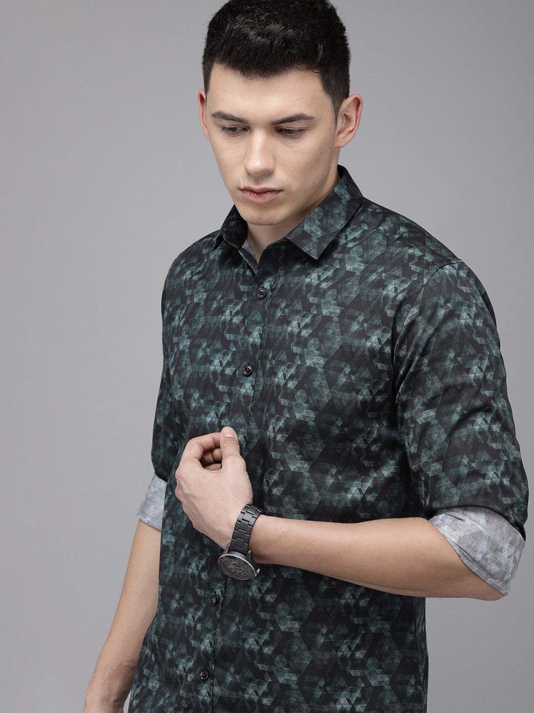 

V Dot Men Black & Green Geometric Printed Standard Slim Fit Pure Cotton Casual Shirt