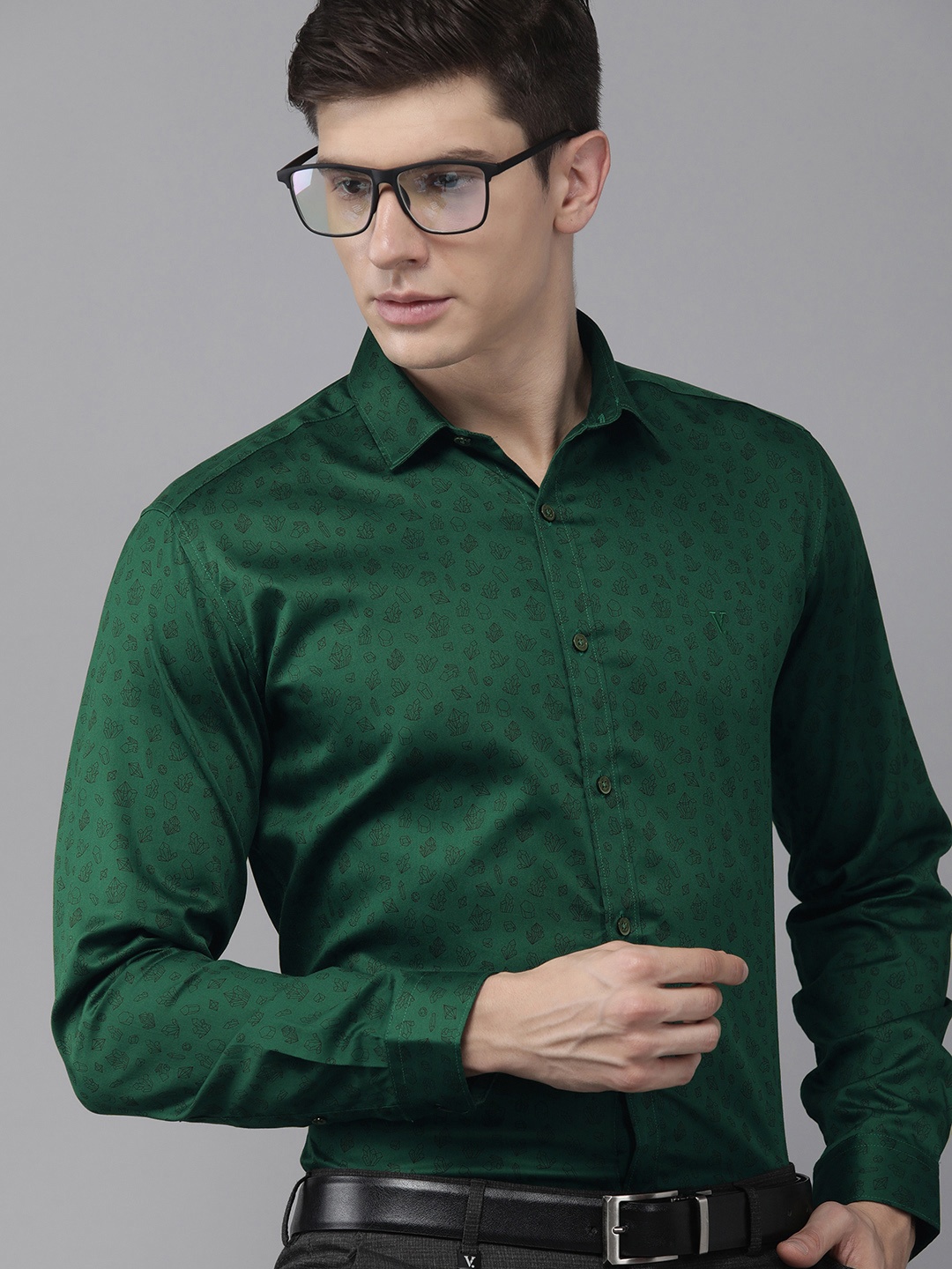 

V Dot Men Olive Green Printed Standard Slim Fit Pure Cotton Semiformal Shirt