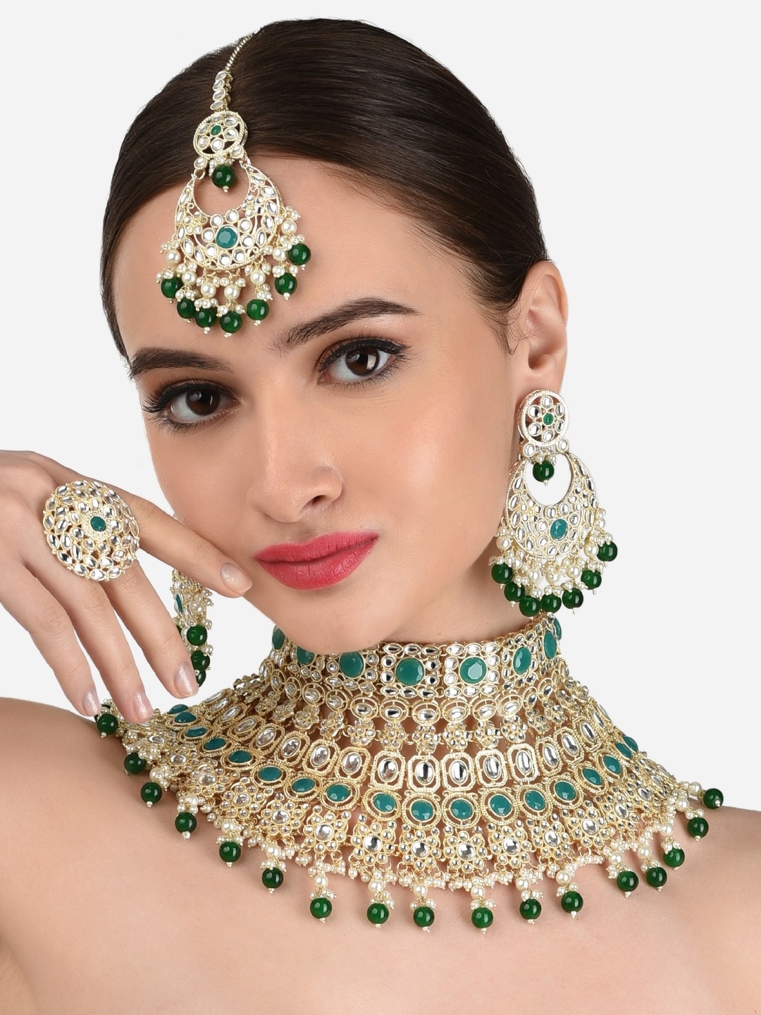 

Zaveri Pearls Green & White Gold-Plated Kundan-Studded & Pearl Beaded Jewellery Set