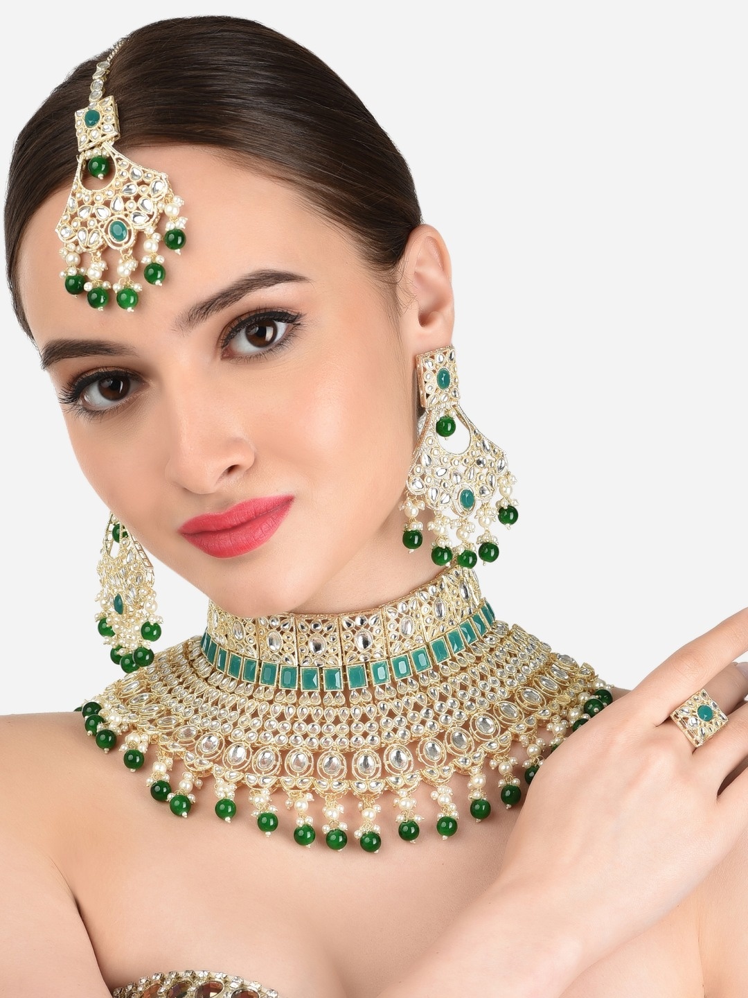 

Zaveri Pearls Gold-Plated Green & White Kundan-Studded & Pearl Beaded Jewellery Set