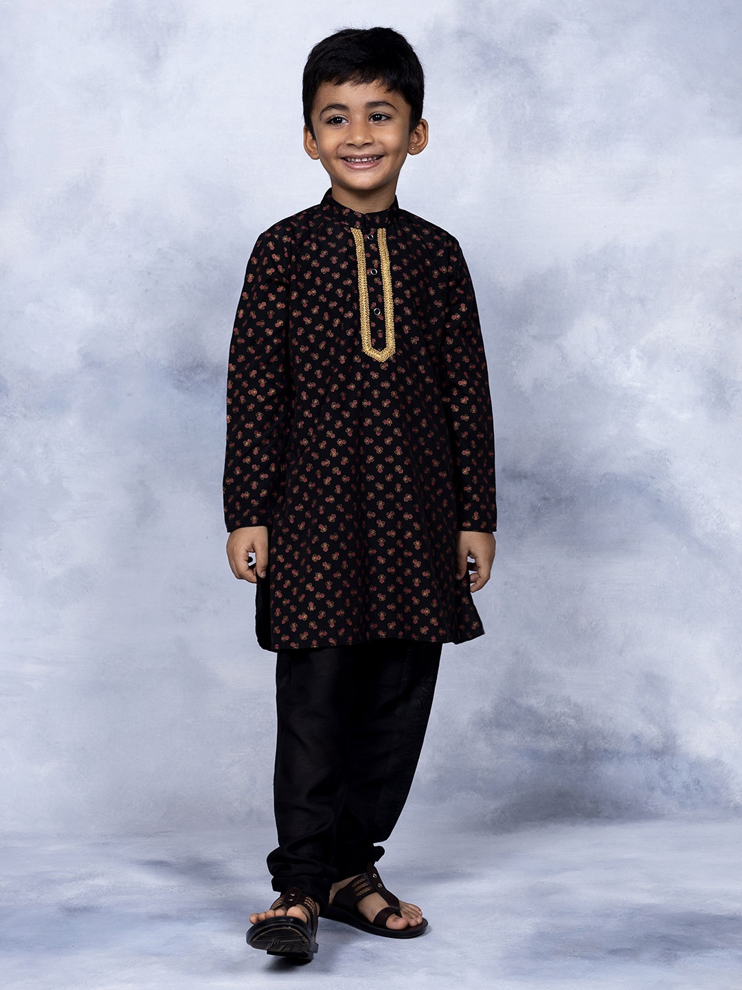 

Ahalyaa Boys Black Floral Printed Zardozi Kurta with Pyjamas