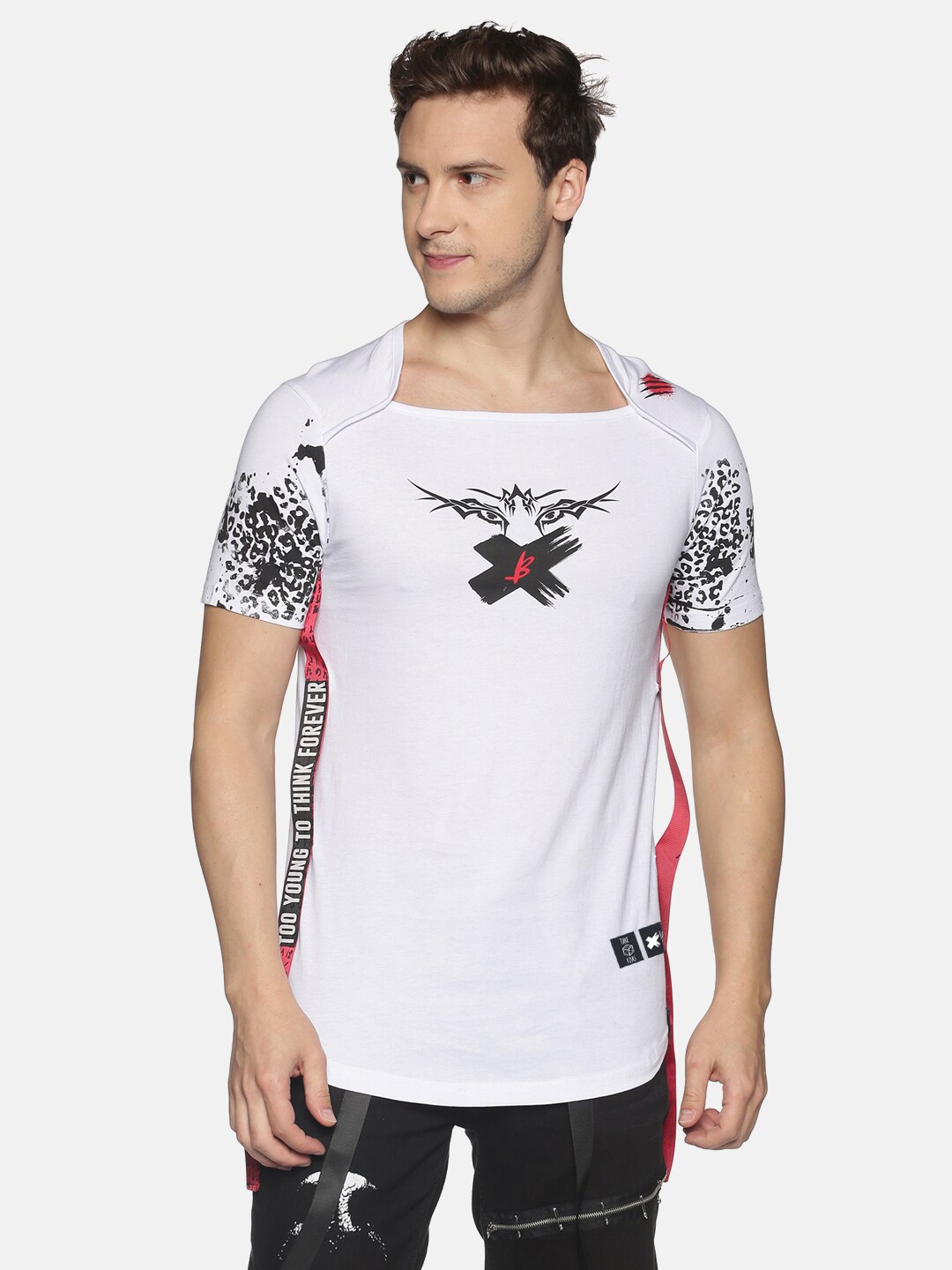 

KULTPRIT Men White & Black Printed Pure Cotton Slim Fit T-shirt