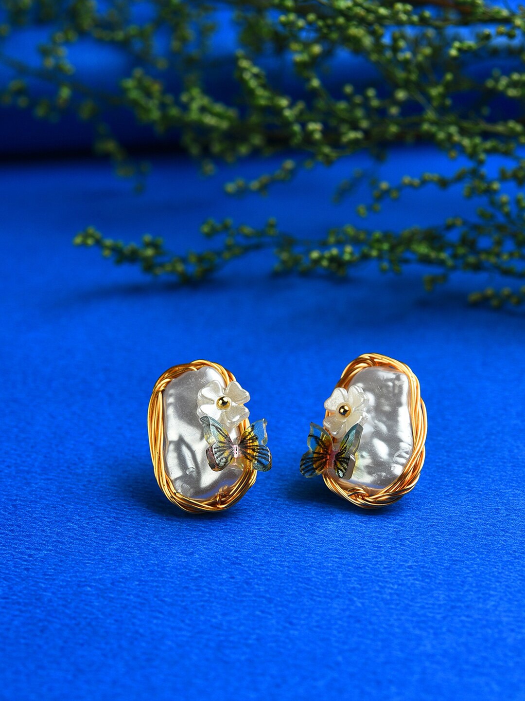 

SOHI Gold-Toned Butterfly Shaped Stud Earring