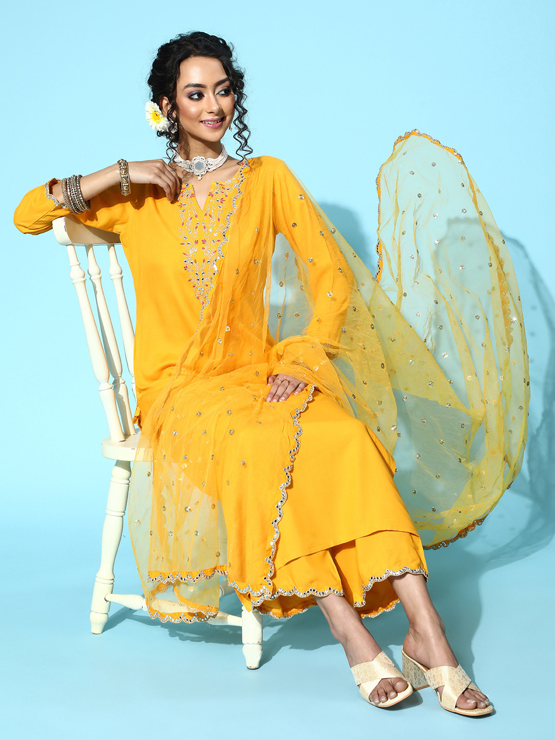 

Nayo Solid Viscose Rayon Scalloped Edge Kurta Set, Yellow