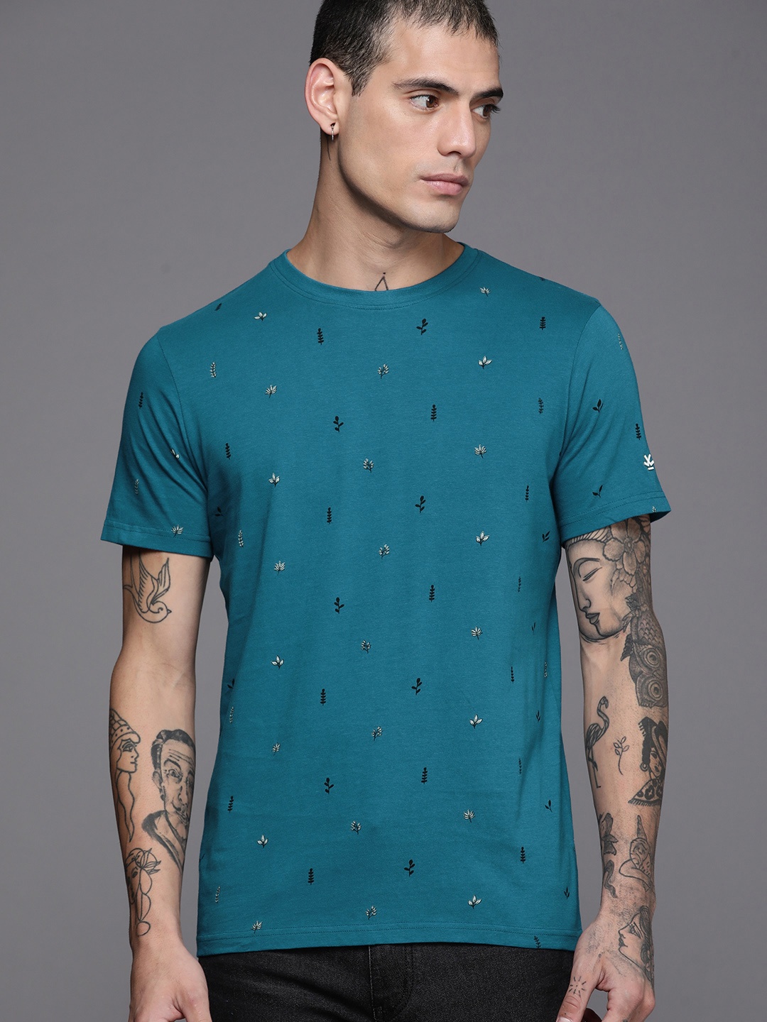 

WROGN Men Teal Blue & Black Printed Slim Fit T-shirt