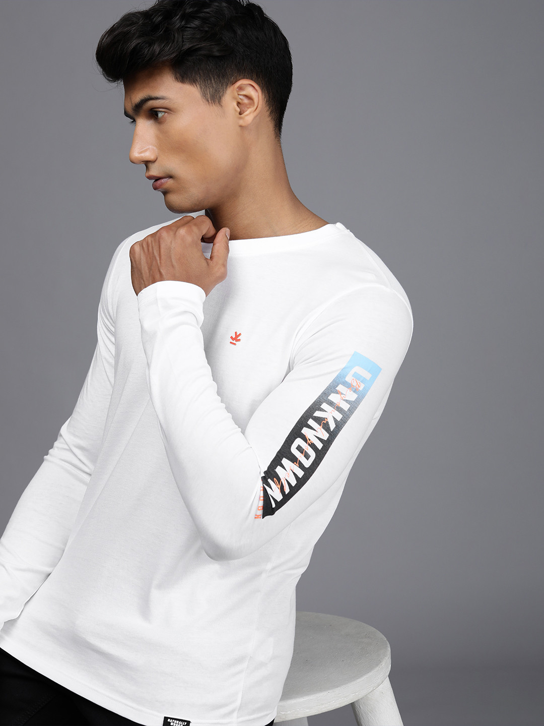 

WROGN Men White Solid Round Neck Regular Sleeves Pure Cotton Applique Slim Fit T-shirt