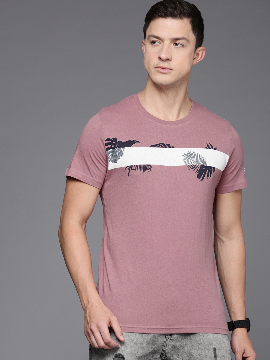 

WROGN Men Mauve Printed Tropical Pure Cotton Slim Fit T-shirt