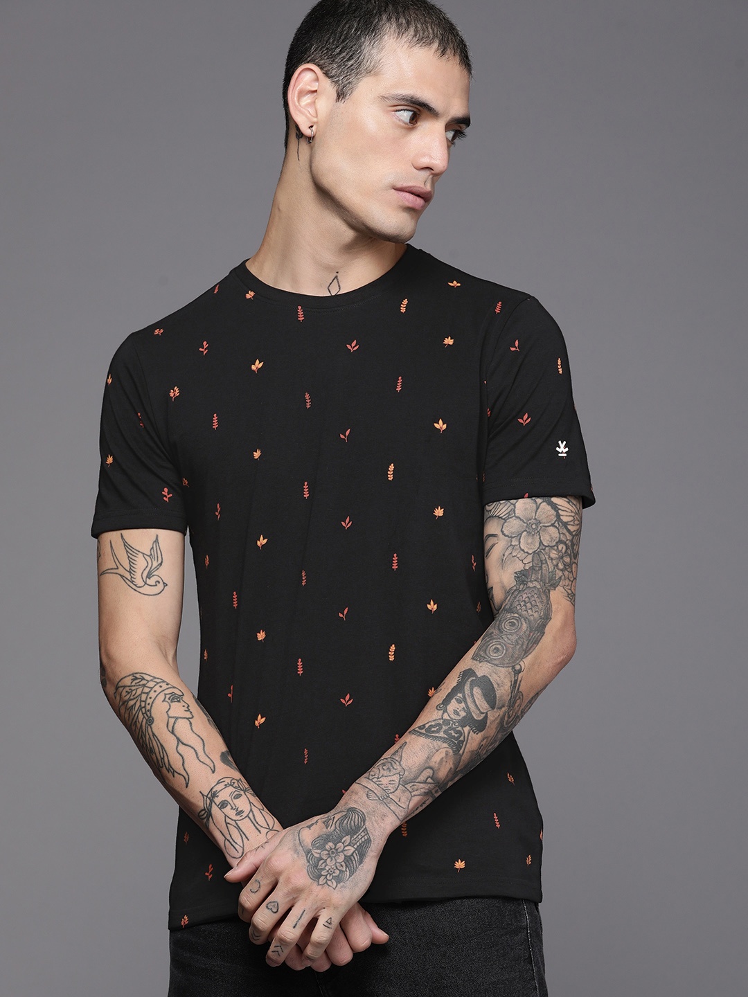 

WROGN Men Black Floral Printed Slim Fit Pure Cotton Casual T-shirt