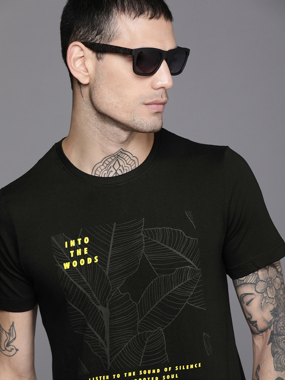

WROGN Men Black Tropical Printed Slim Fit Pure Cotton T-shirt