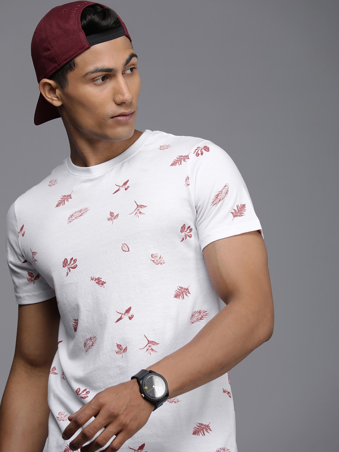 

WROGN Men White & Rust Tropical Printed Pure Cotton Slim Fit Casual T-shirt