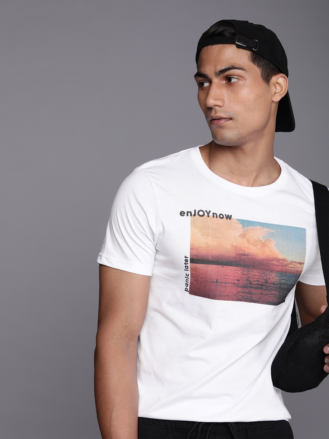 

WROGN Men White Pure Cotton Printed T-shirt
