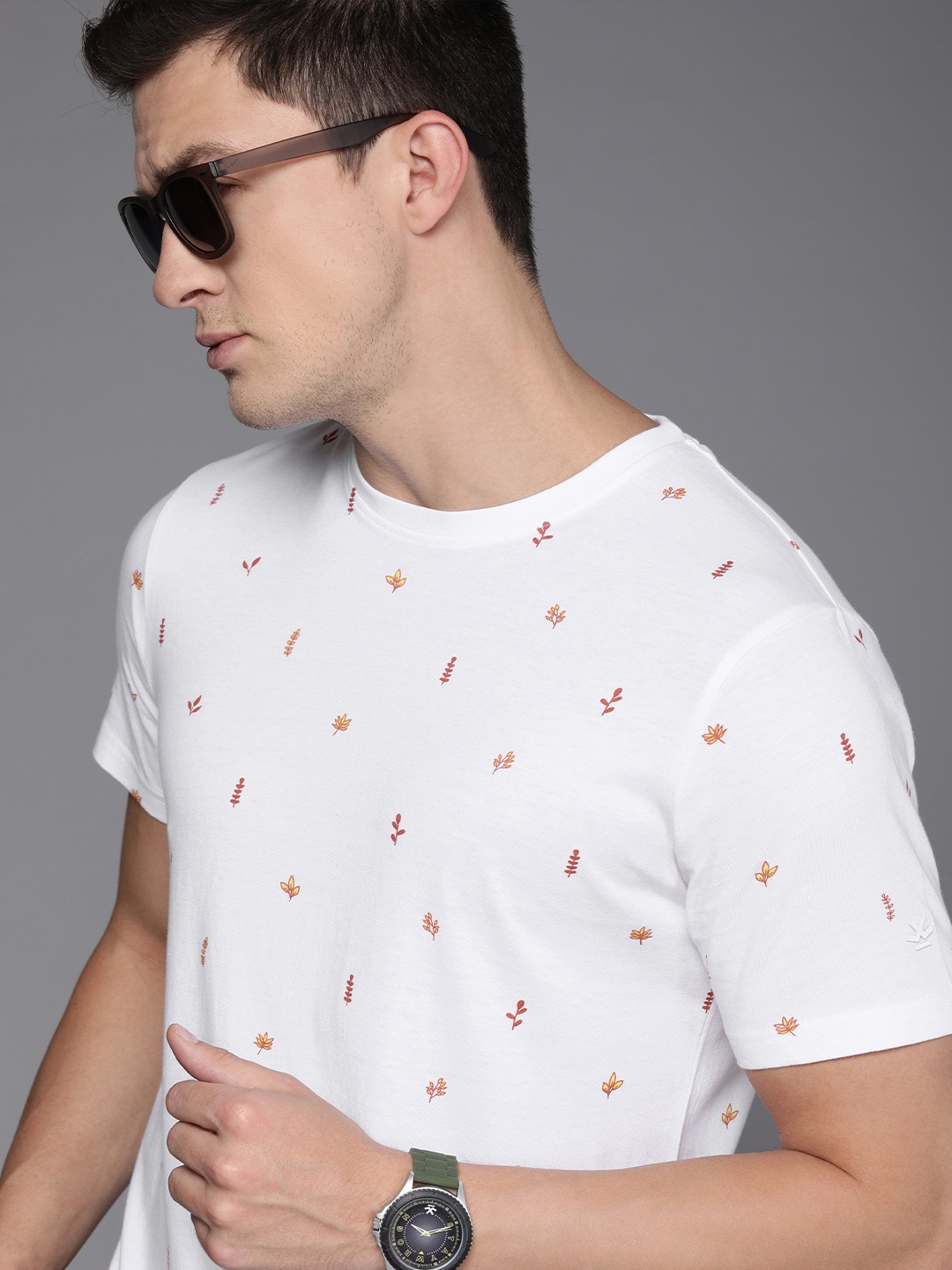 

WROGN Men White & Maroon Floral Printed Pure Cotton Slim Fit T-shirt