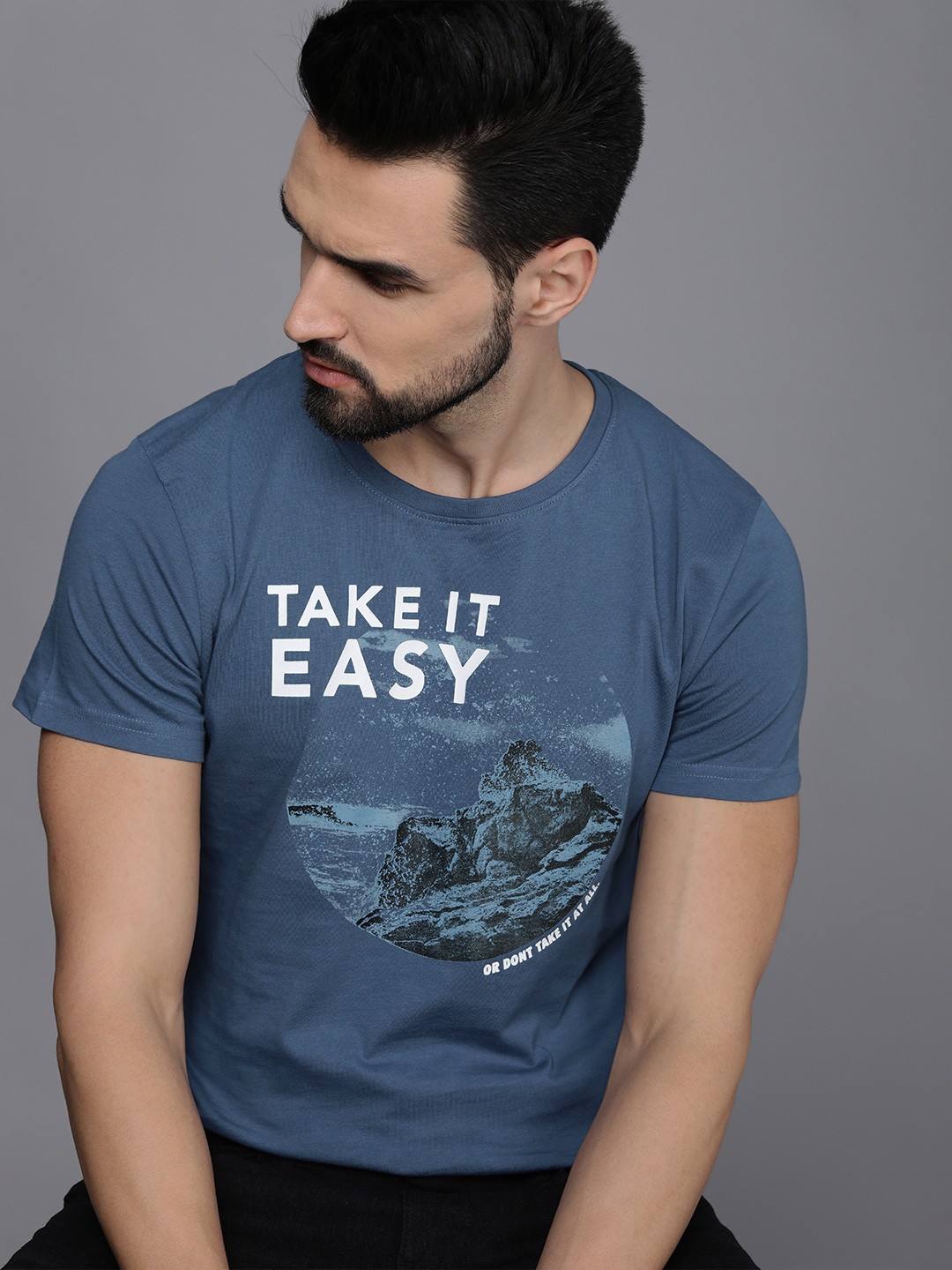 

WROGN Men Blue Graphic Printed Pure Cotton Slim Fit T-shirt