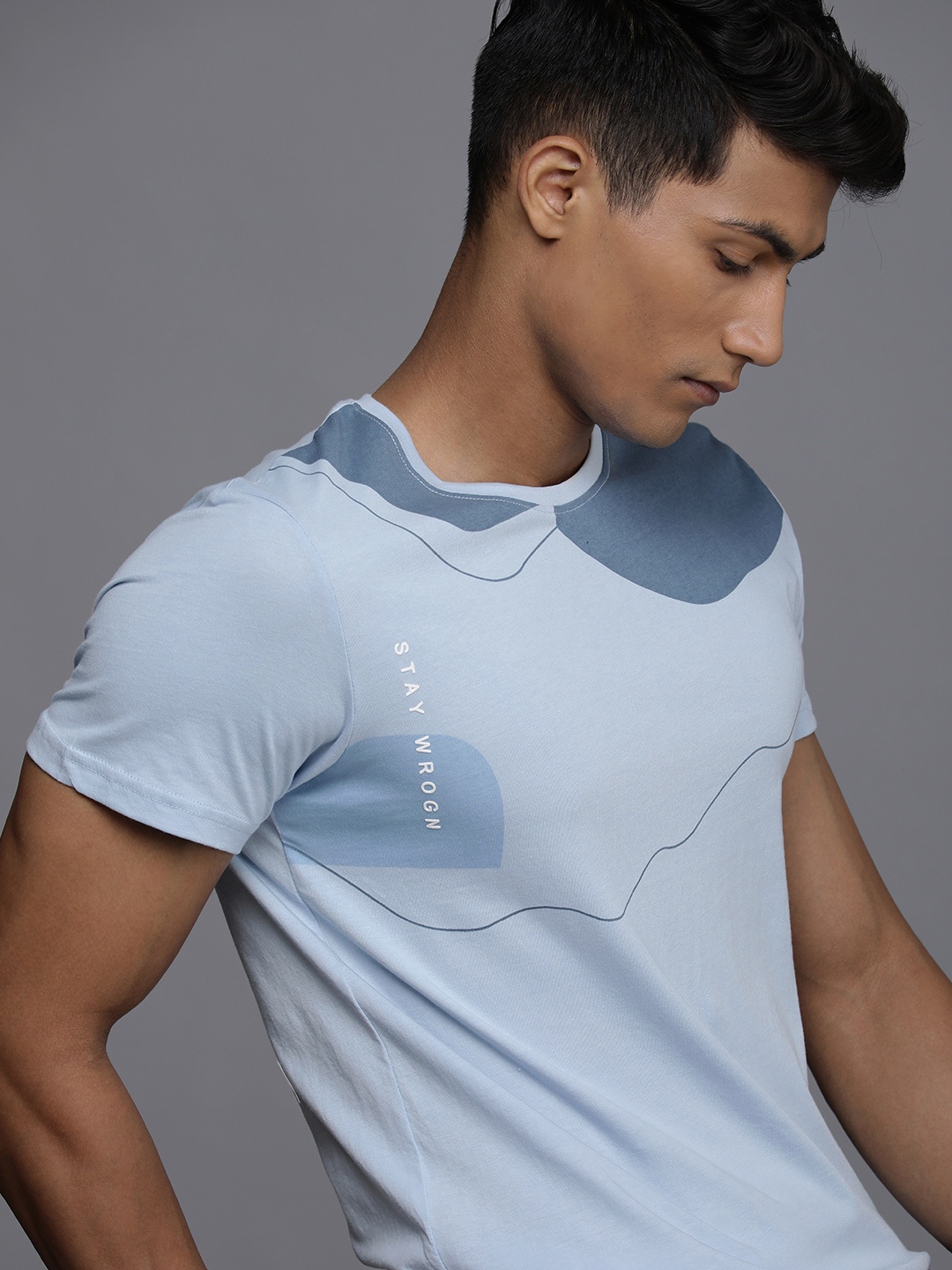 

WROGN Men Blue & White Printed Pure Cotton Slim Fit T-shirt