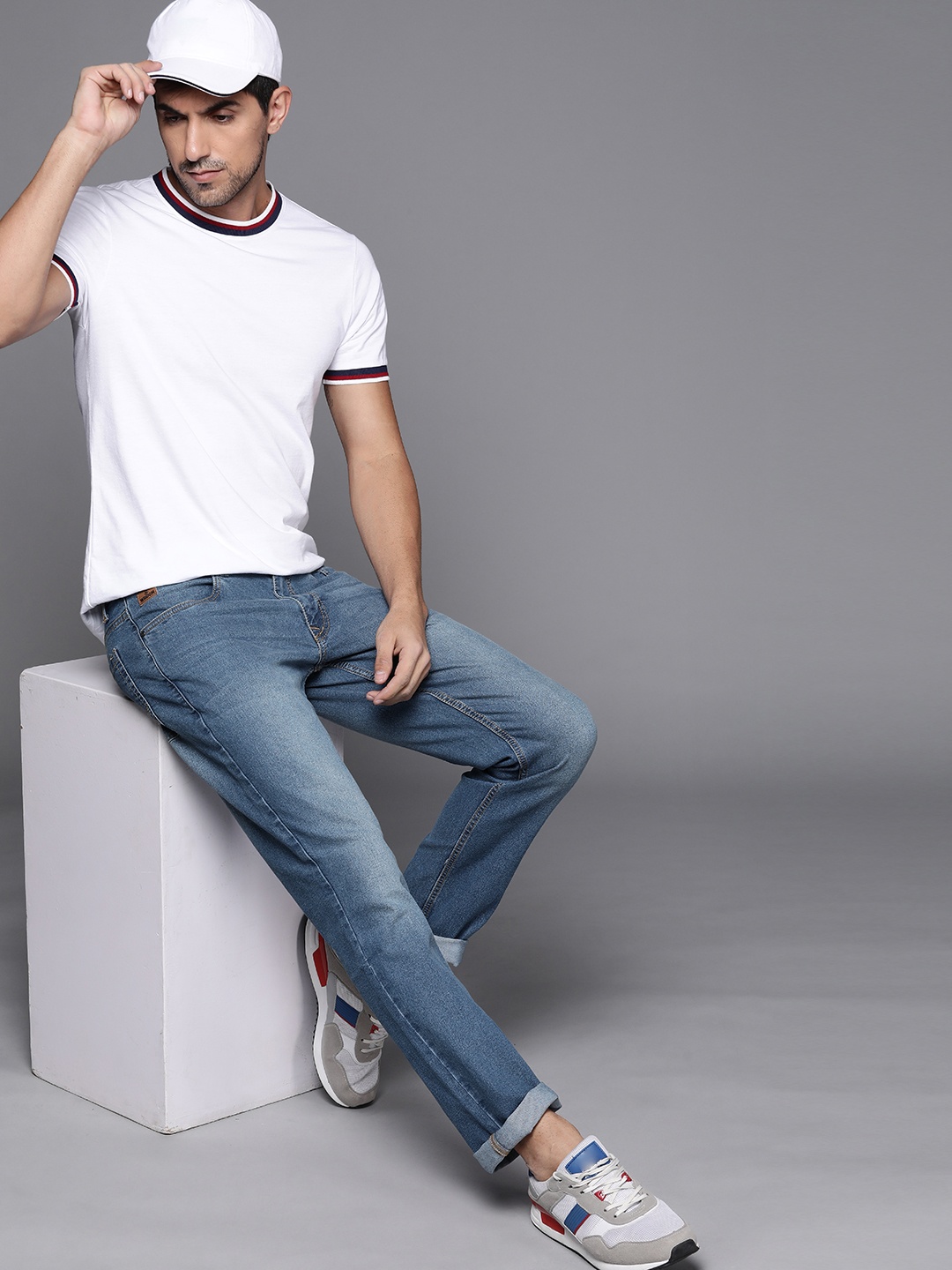 

WROGN Men Blue Straight Fit Light Fade Stretchable Jeans