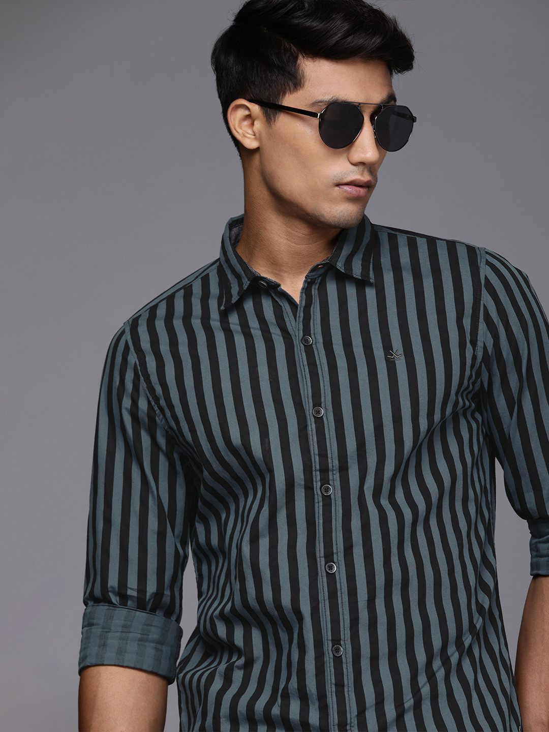 

WROGN Men Blue And Black Slim Fit Striped Pure Cotton Casual Shirt