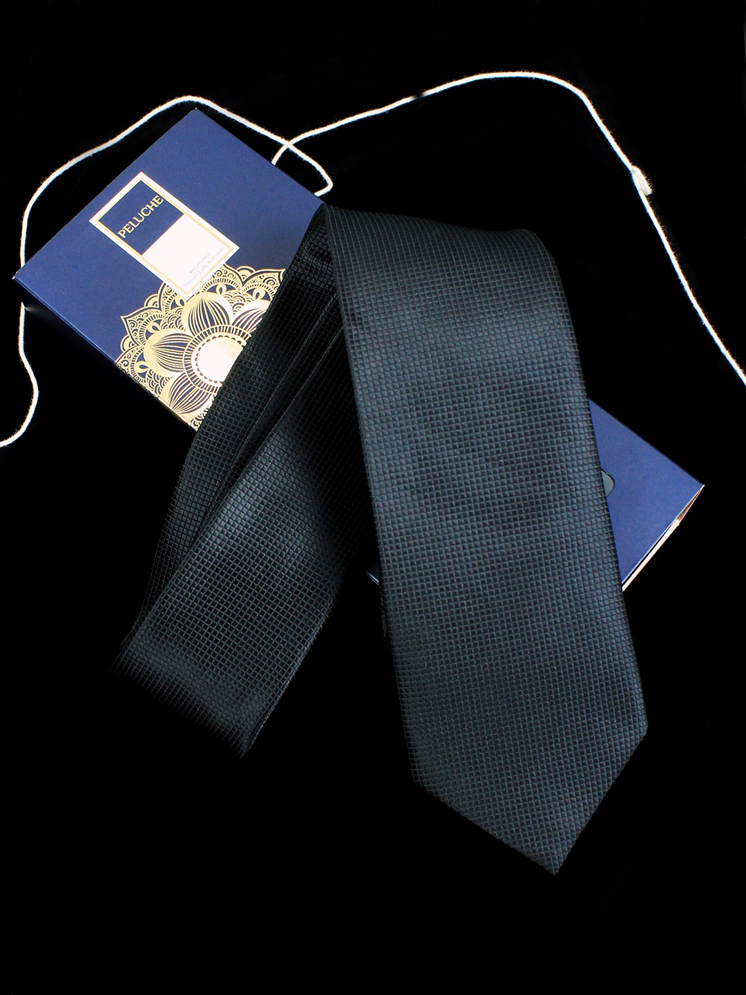 

PELUCHE Black Solid Skinny Tie