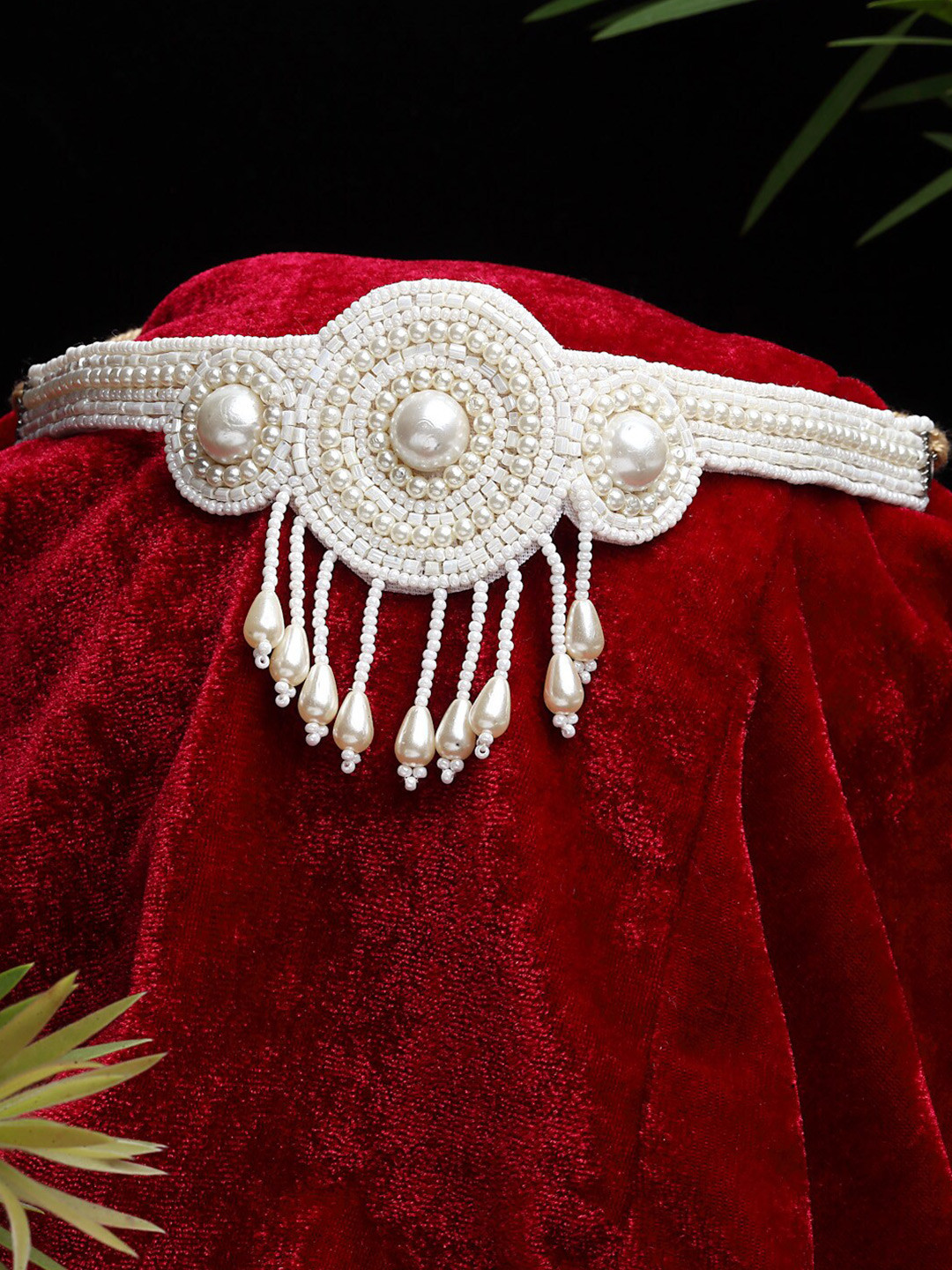 

Moedbuille Silver-Toned & Off White Brass Silver-Plated Choker Necklace