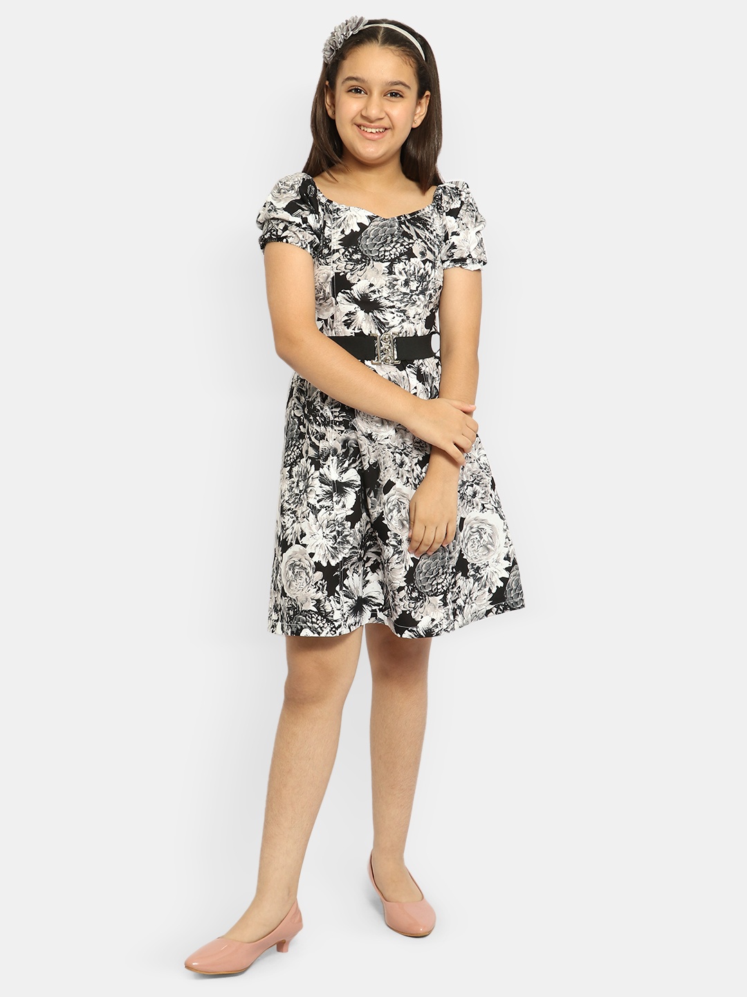 

Natilene Girls Black & White Floral Sweetheart Neck Puff Sleeves Cotton Dress