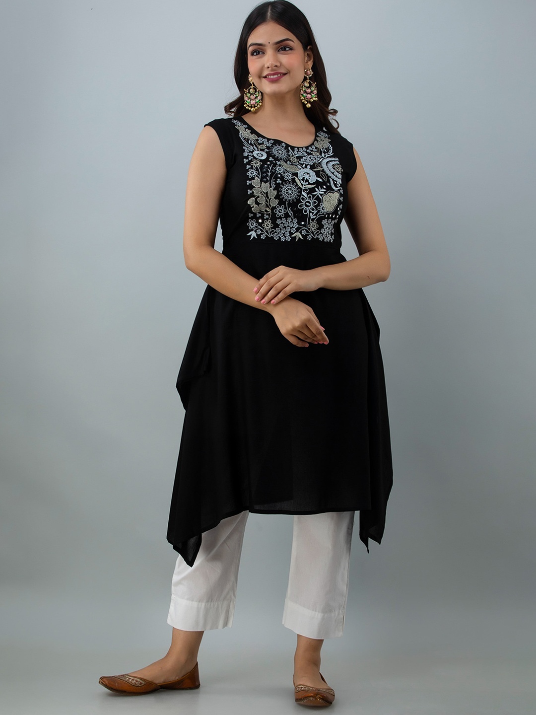 

Women Touch Women Black Floral Embroidered Thread Work Kurta