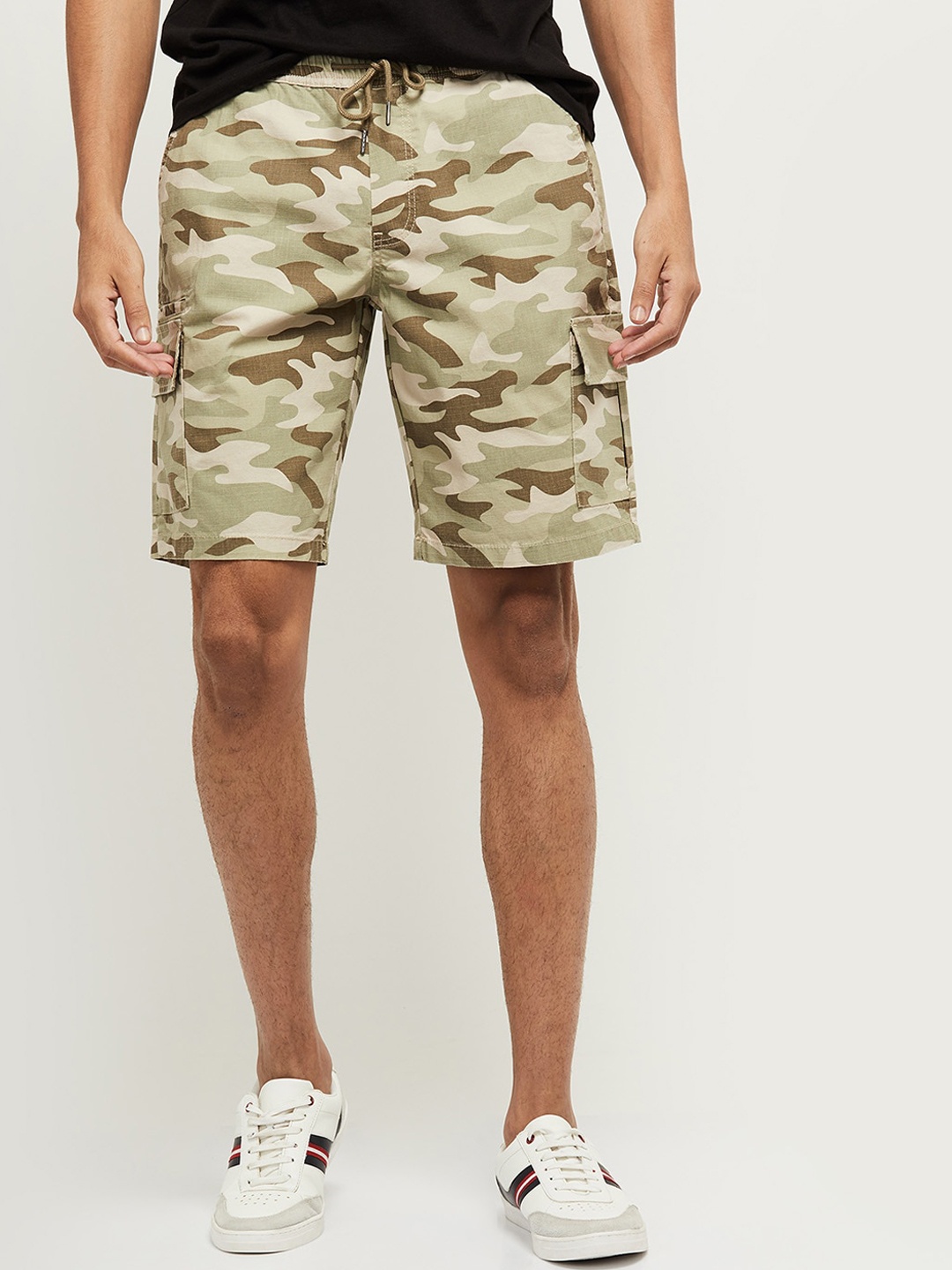 

max Men Green Camouflage Printed Cargo Shorts
