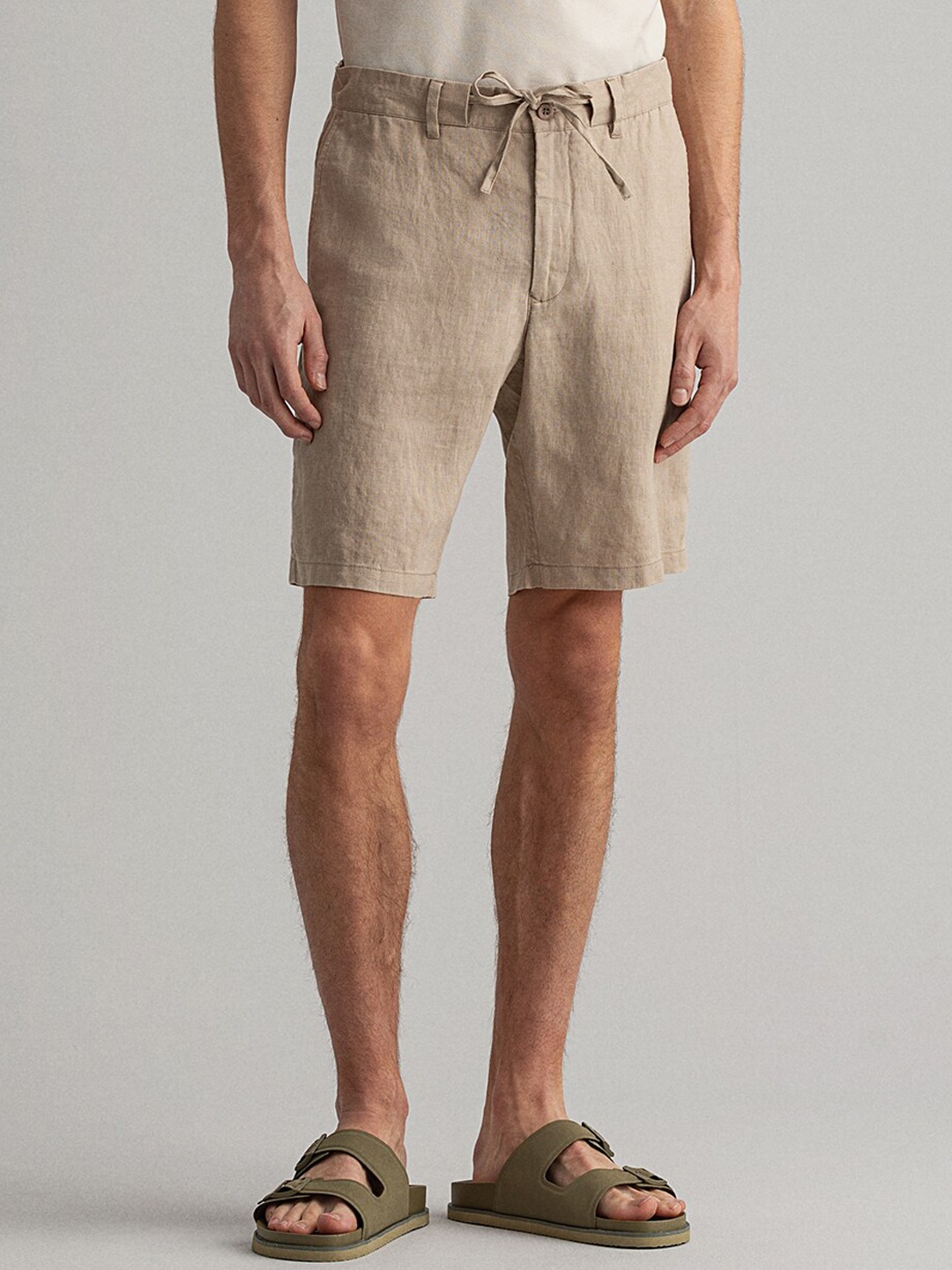 

GANT Men Beige Solid Mid Rise Linen Regular Shorts