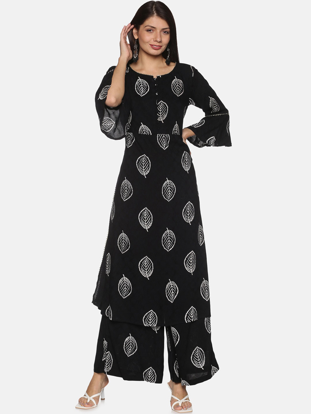 

PNEHA Women Black Floral Printed Kurta with Palazzos