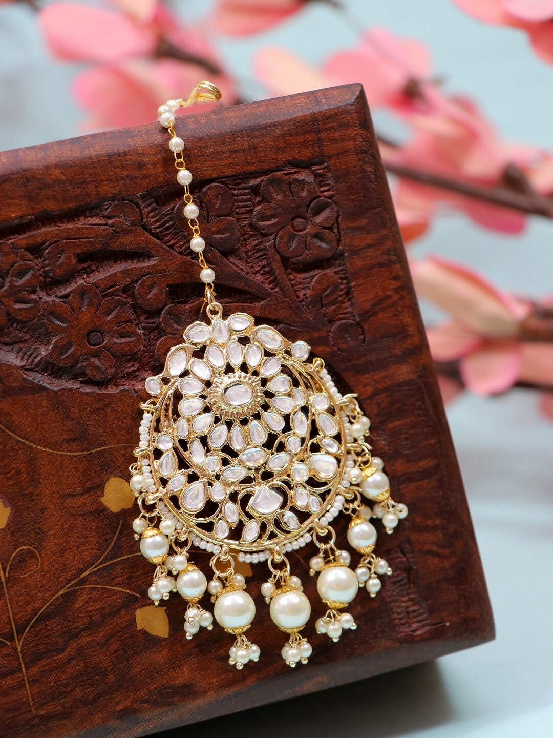 

Crunchy Fashion White Gold Plated Kundan-Studded & Pearls Beaded MaangTikka