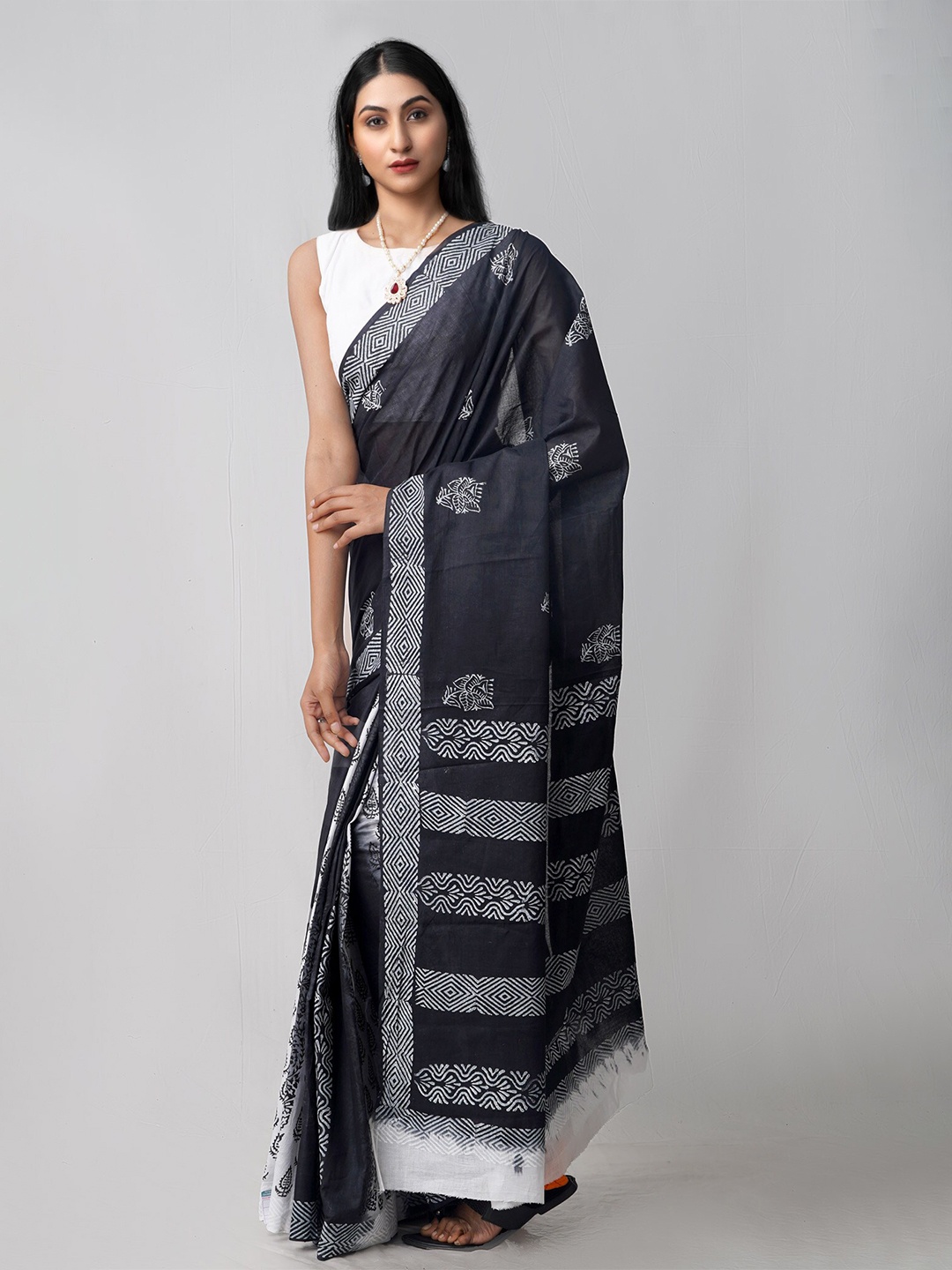

Unnati Silks Black & White Ethnic Motifs Pure Cotton Block Print Saree
