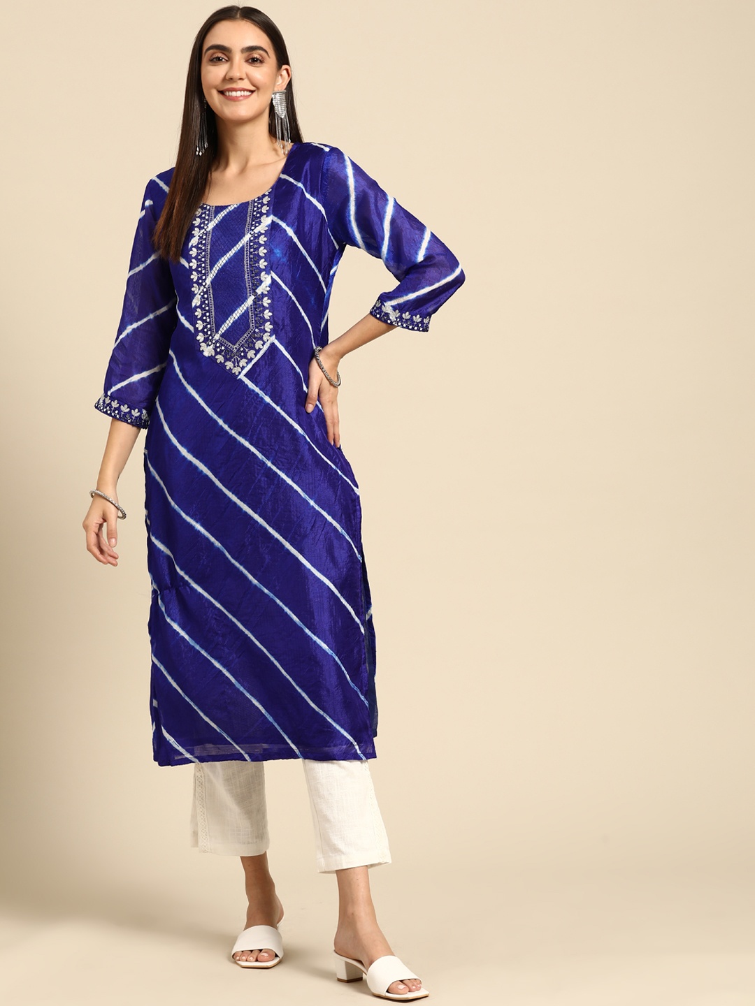 

FASHOR Women Blue & White Leheriya Striped Mirror Work Straight Kurta