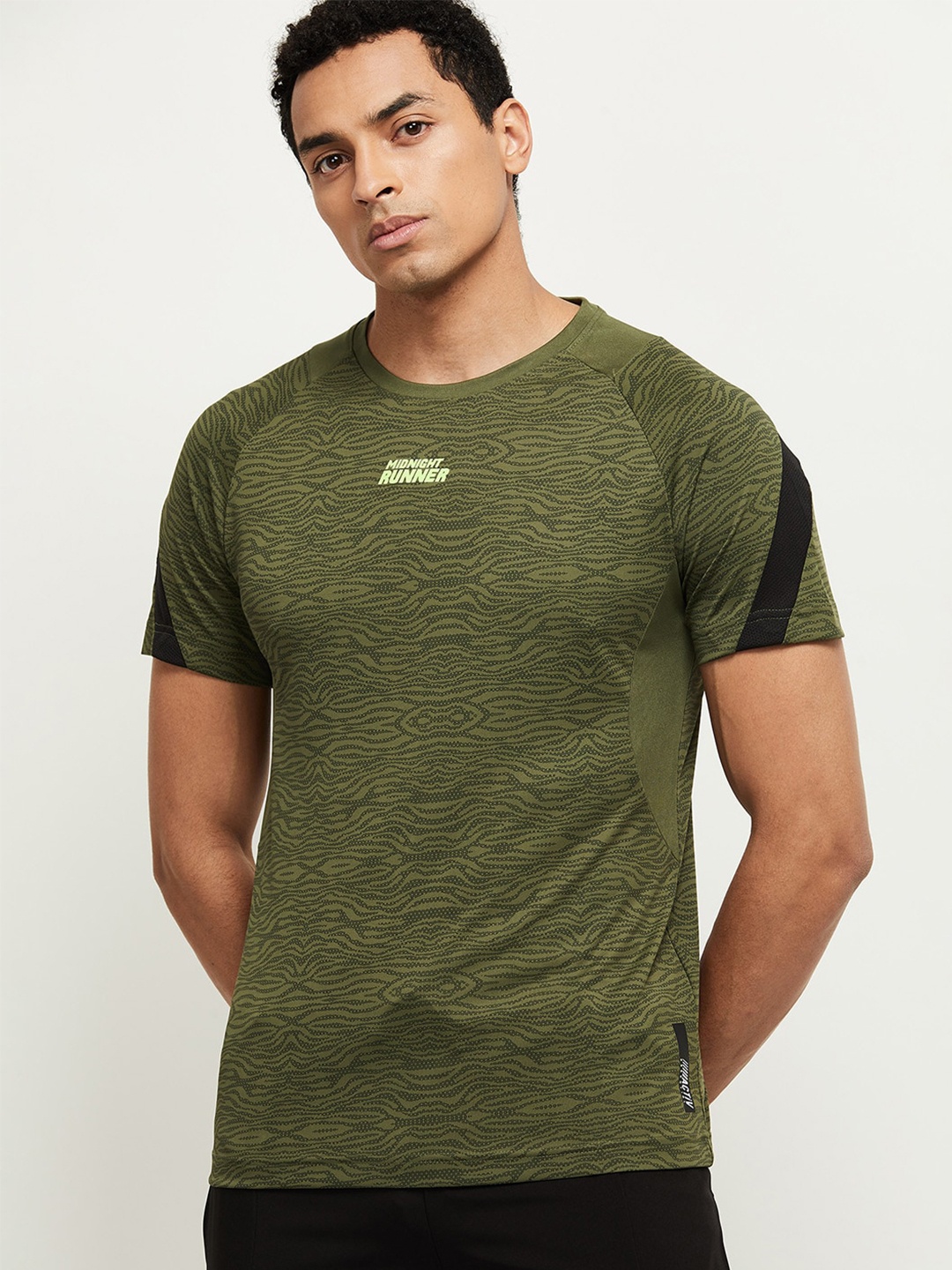 

max Men Olive Green & Black Camouflage Printed Pure Cotton T-shirt