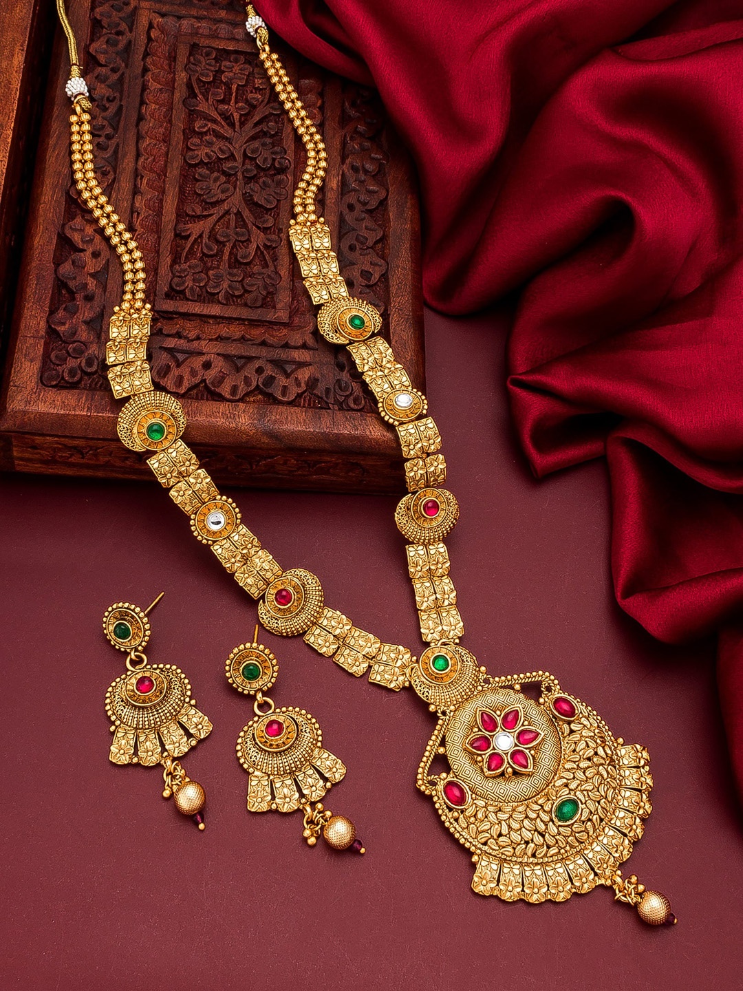 

aadita Gold-Plated & Red e Studded Jewellery Set