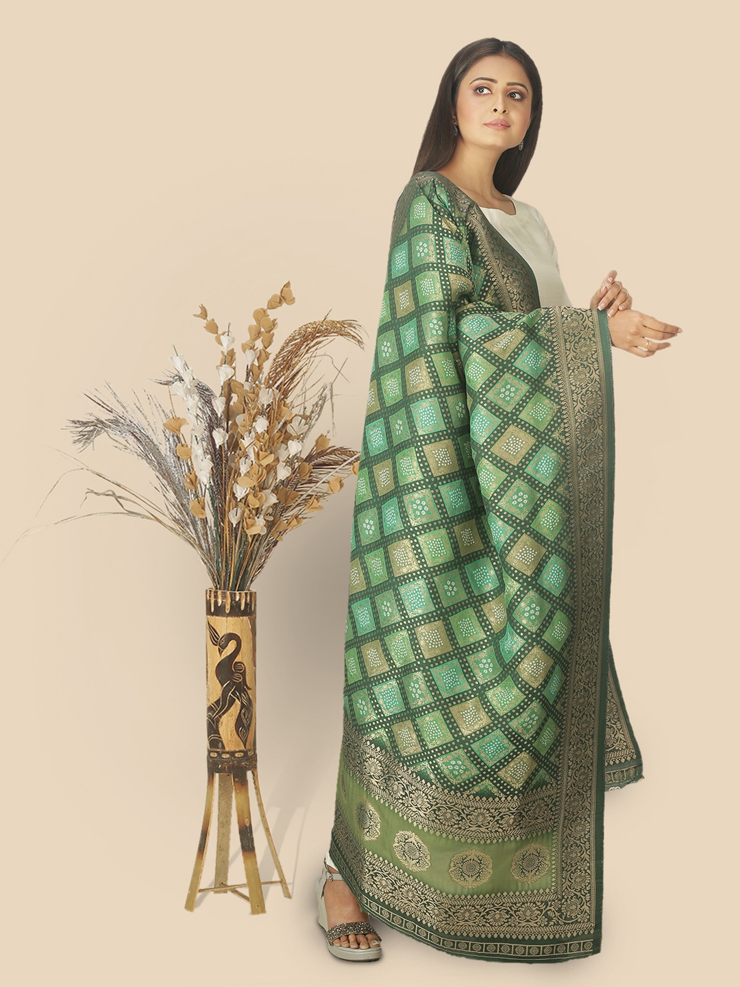 

Sanwara Woman Green & Gold-Toned Woven Design Pure Silk Dupatta with Zari