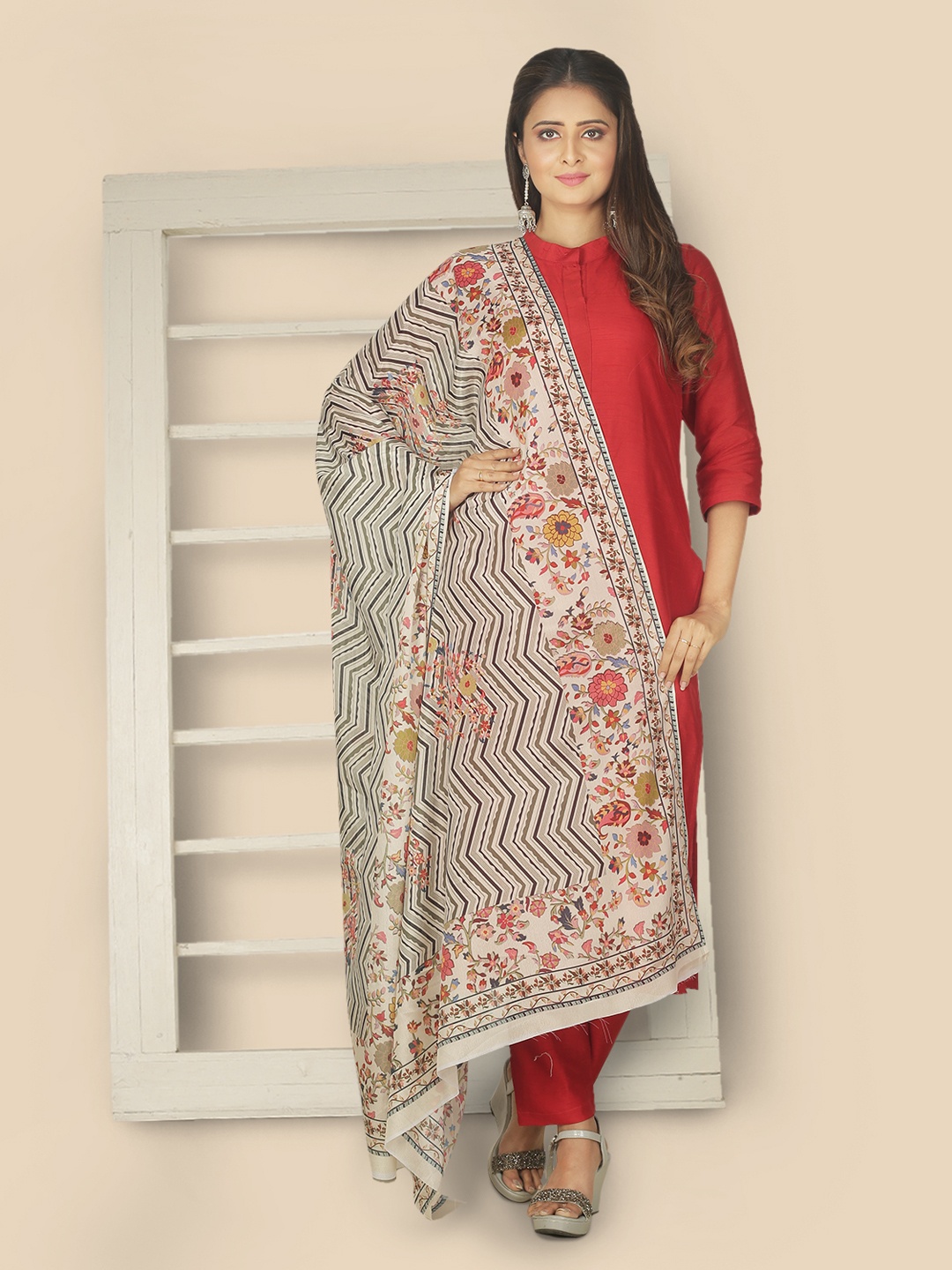 

Sanwara Women White & Red Printed Pure Silk Dupatta