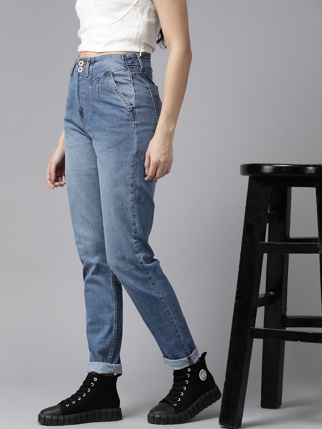 

The Roadster Lifestyle Co. Women Boyfriend Fit High Rise Light Fade Stretchable Jeans, Blue
