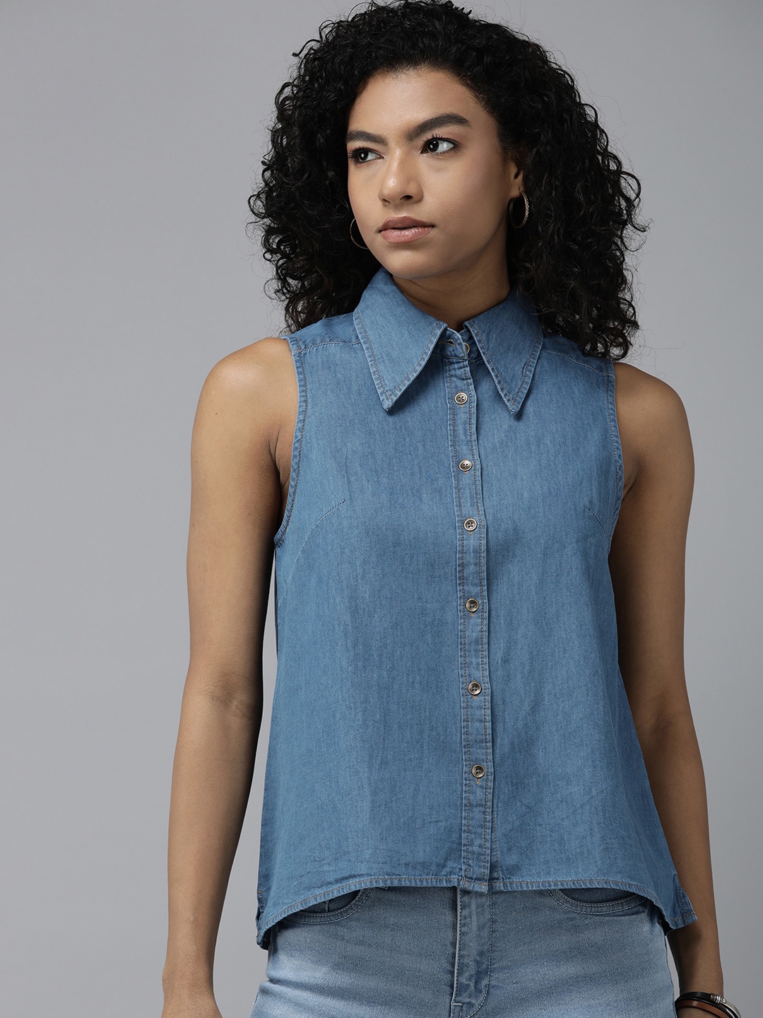 

The Roadster Lifestyle Co. Women Pure Cotton Chambray Sleeveless Casual Shirt, Blue