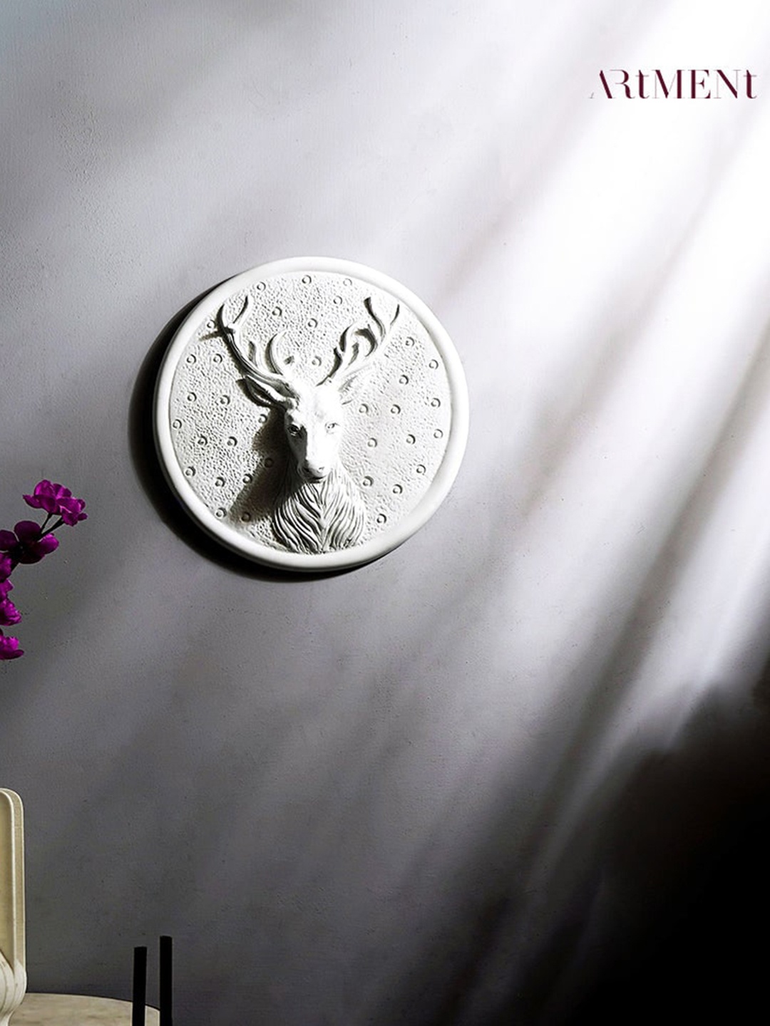 

THE ARTMENT White Deer Head Wall Art