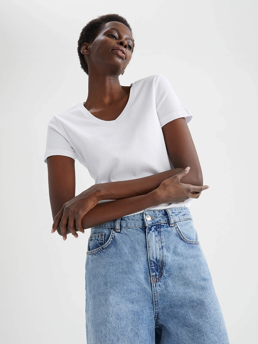 

DeFacto Women White Solid Cotton V-Neck Slim Fit T-shirt