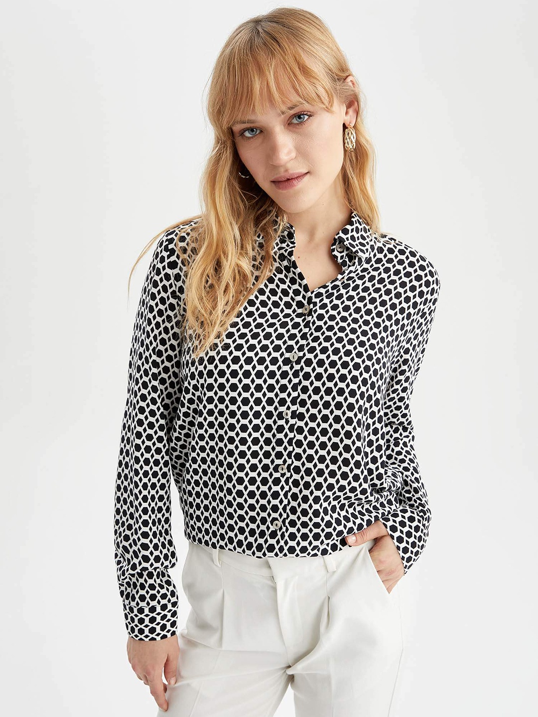 

DeFacto Women Black & White Geometric Print Regular Fit Casual Shirt