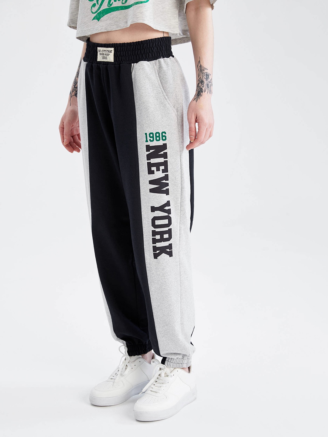 

DeFacto Women Navy Blue & Grey Melange Loose Fit Colourblocked Joggers