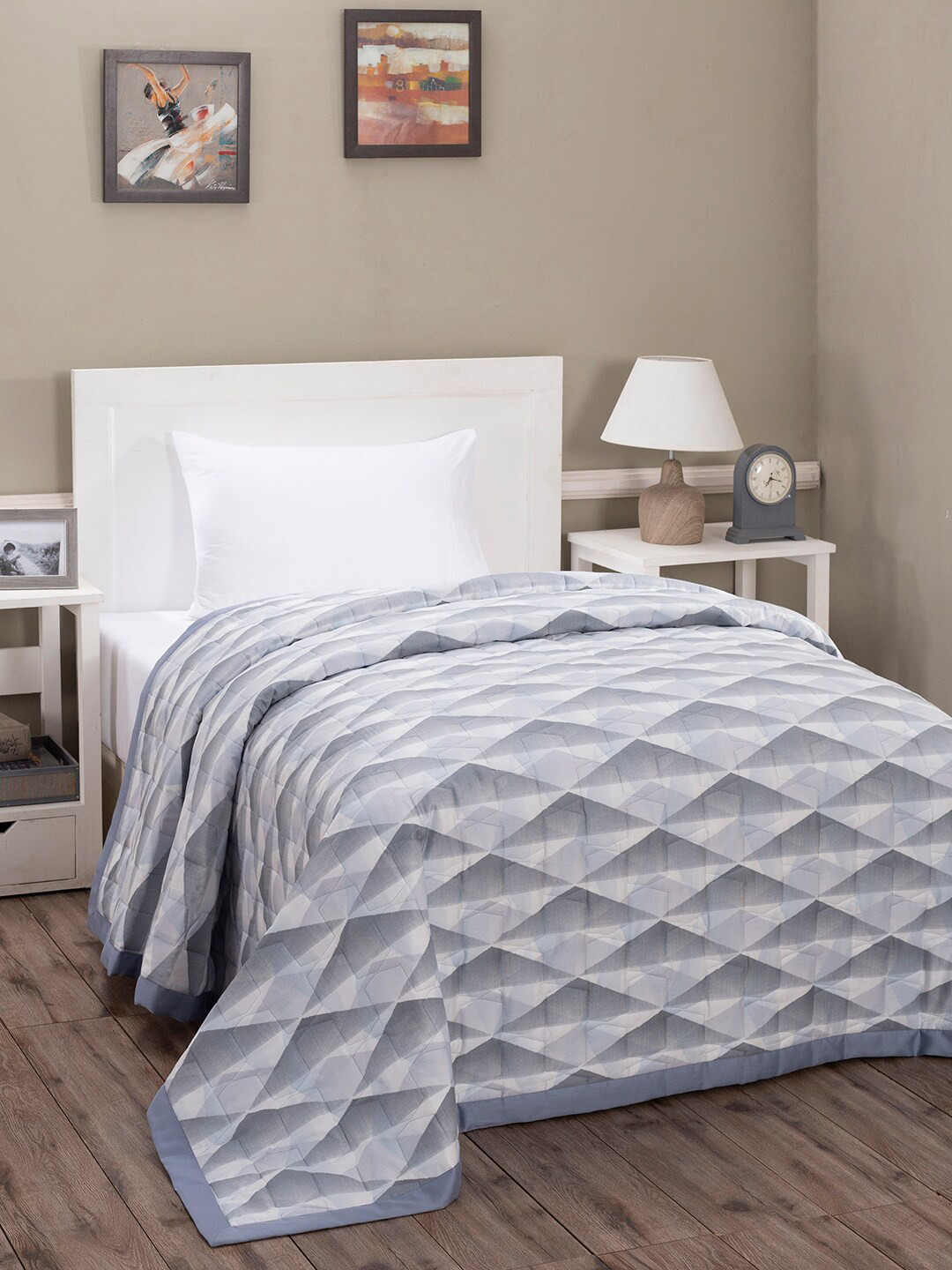 

MASPAR Blue & Grey Geometric Printed 100 GSM AC Room Single Bed Quilt