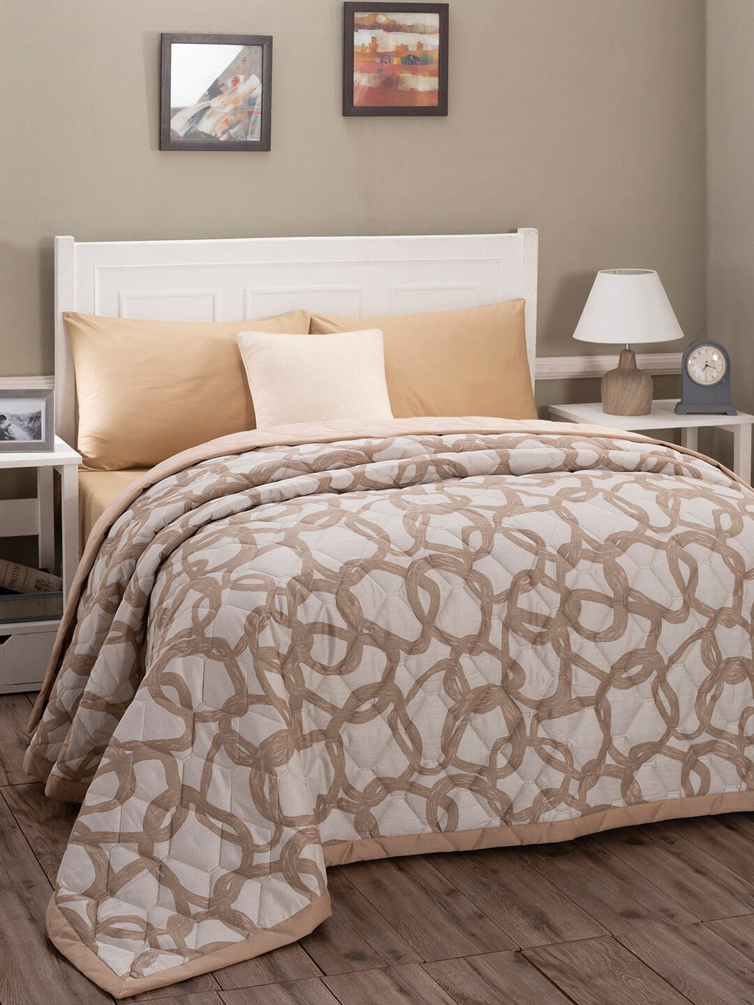 

MASPAR Pink Geometric Printed 100 GSM Cotton Quilted Double Bedding Set