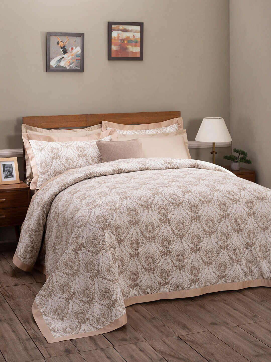 

MASPAR White & Beige Printed Pure Cotton 400 TC Double King Duvet Cover With 4 Pillow Covers