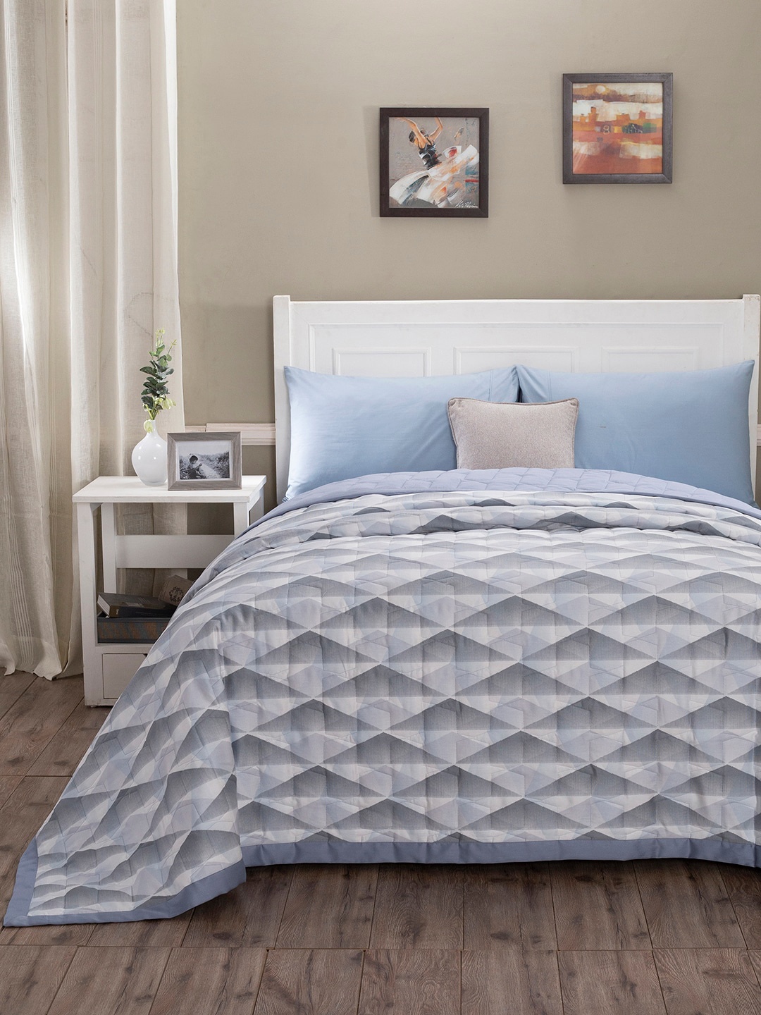 

MASPAR White & Blue Printed Pure Cotton 100 GSM Double Queen Bedding Set