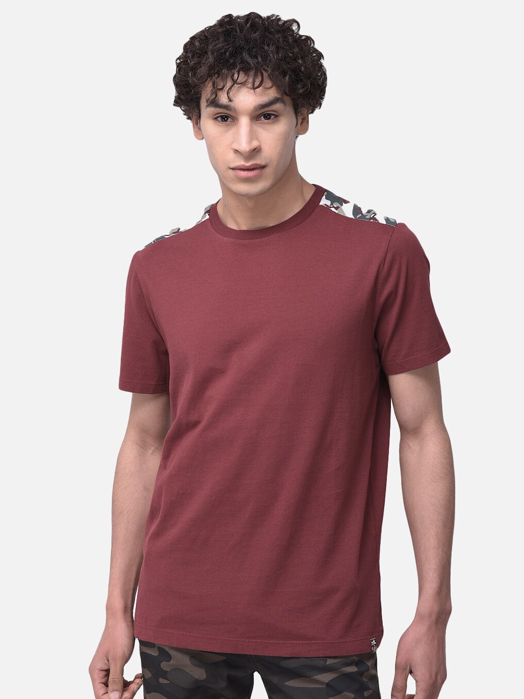 

Woodland Men Maroon Mandarin Collar T-shirt