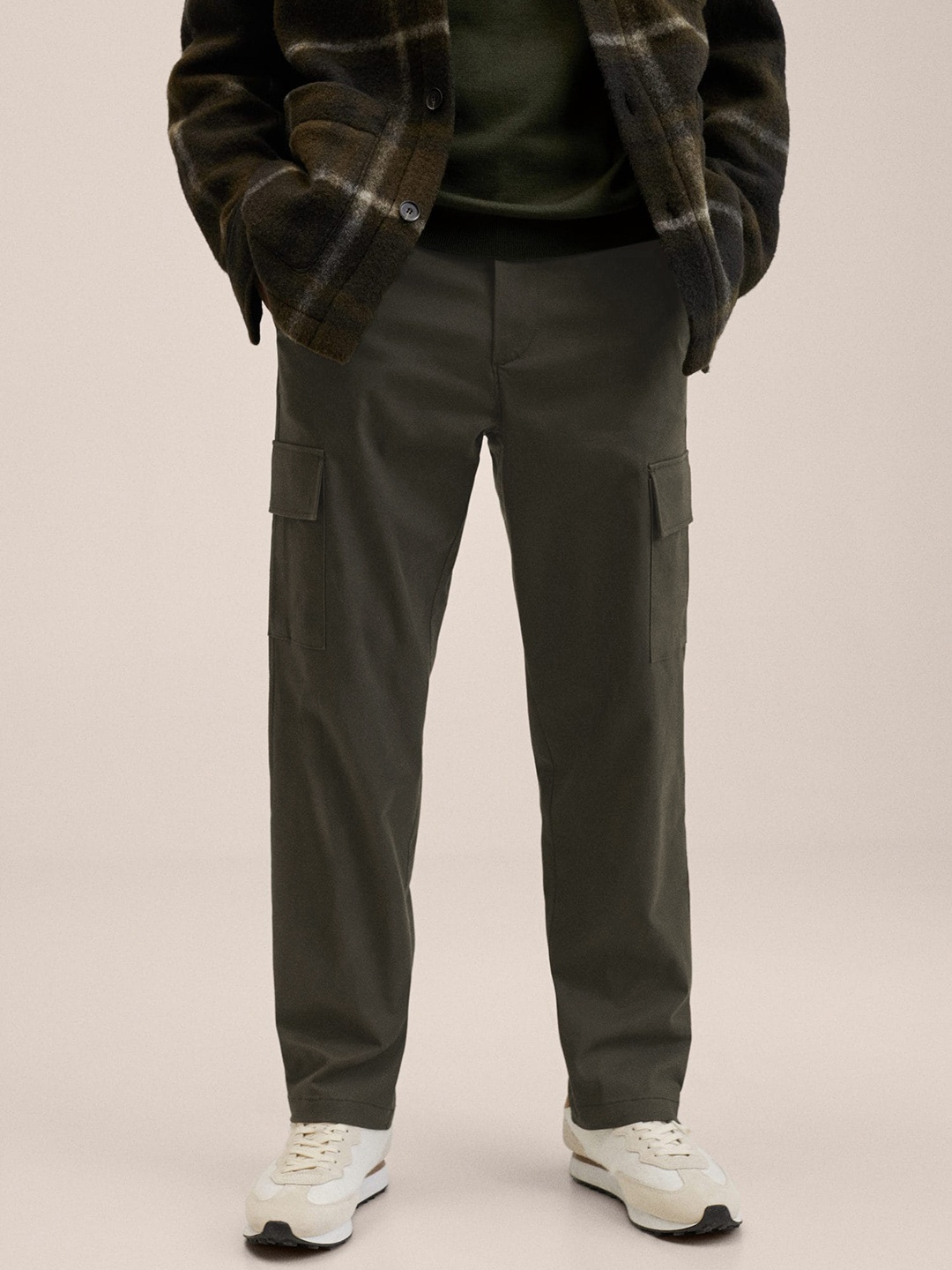 

MANGO MAN Olive Green Solid Cargos Trousers
