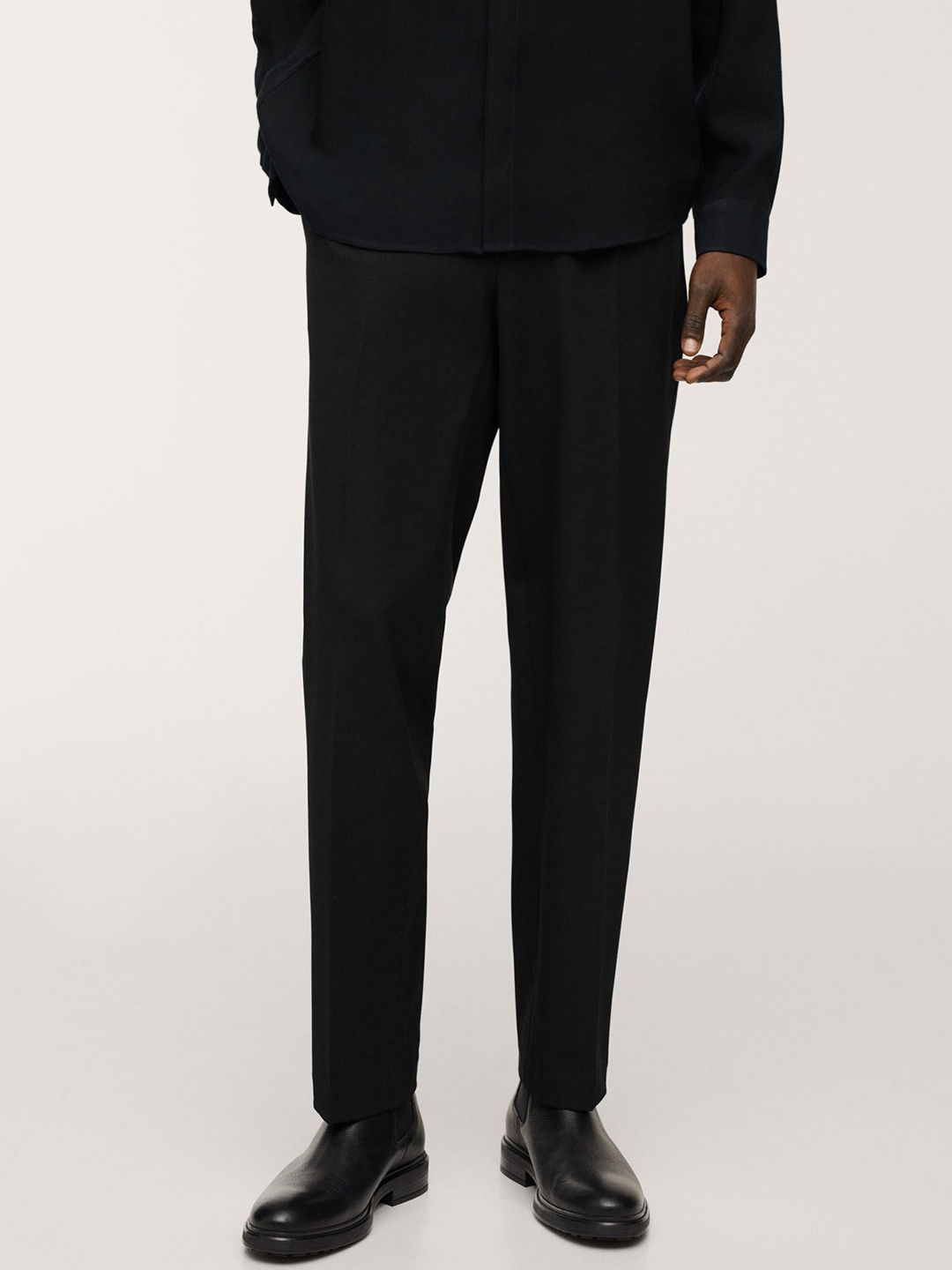 

MANGO MAN Black Solid Loose Fit Pleated Trousers