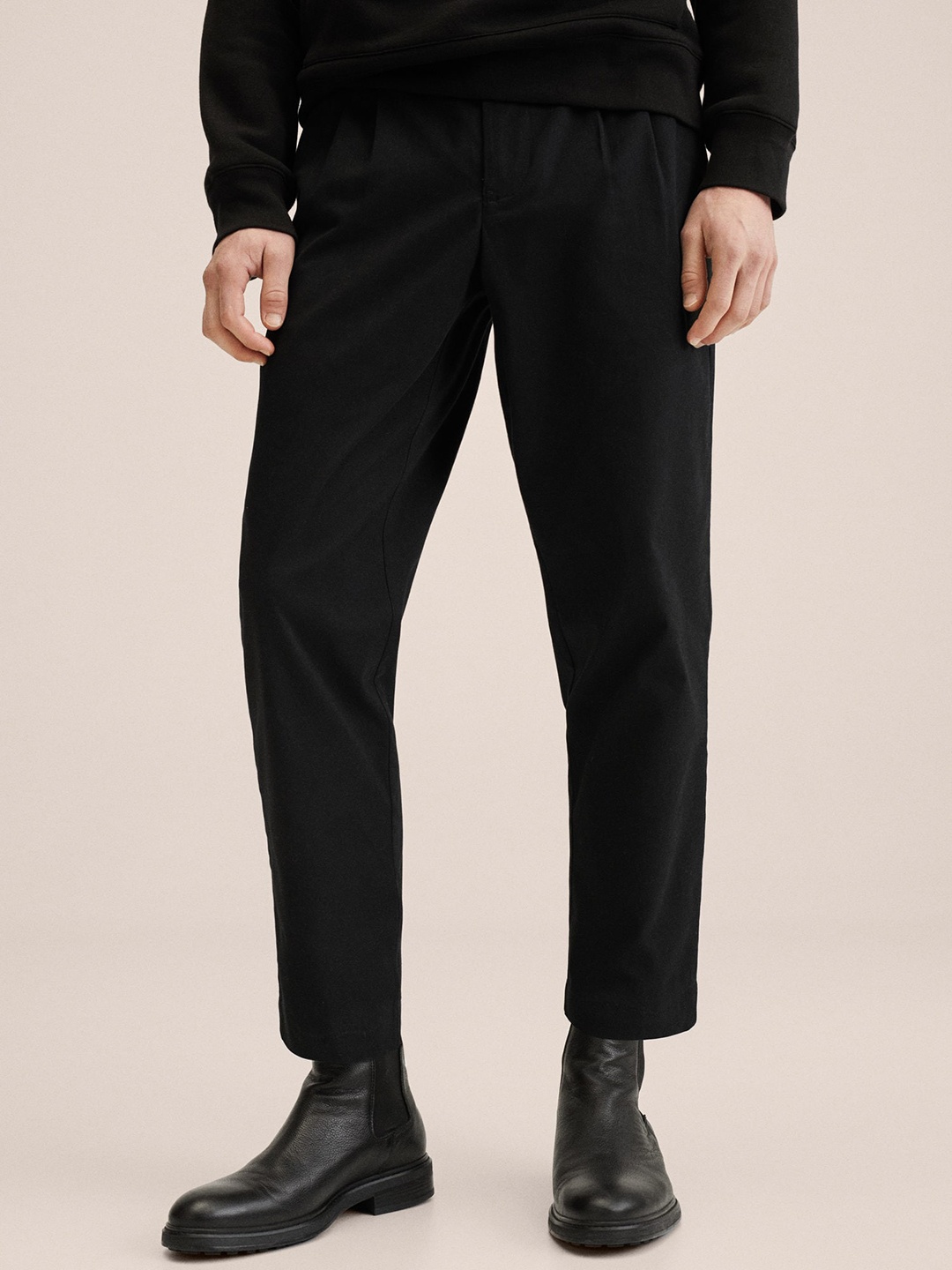 

MANGO MAN Black Solid Pleated Trousers